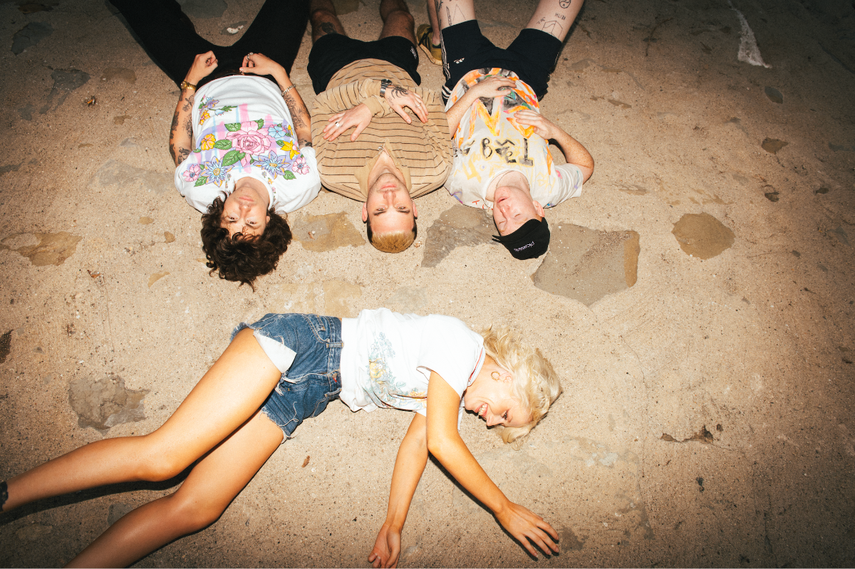 Amyl &amp; The Sniffers annoncerer første nye album i 3 år – Cartoon Darkness ude d. 25/10