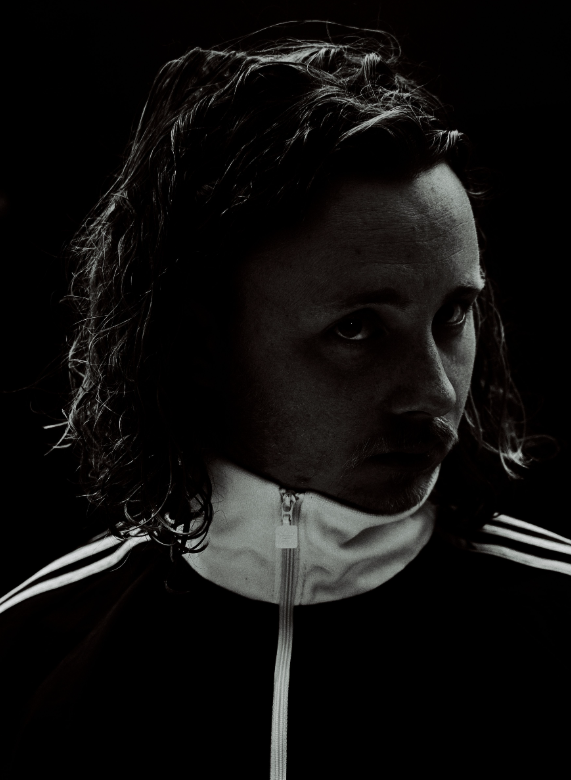 tusind.tanker EP-debuterer i dag med Suspense