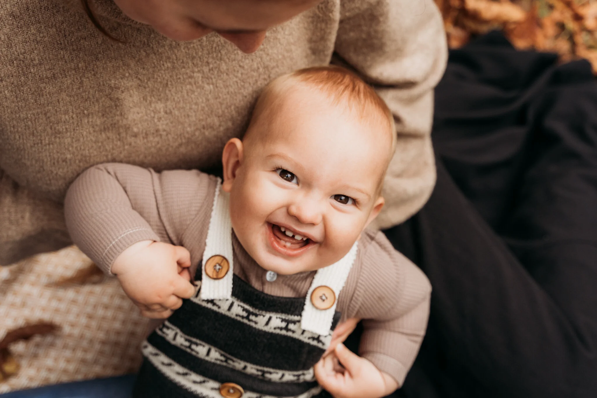 The magic of an Autumn outdoor baby session