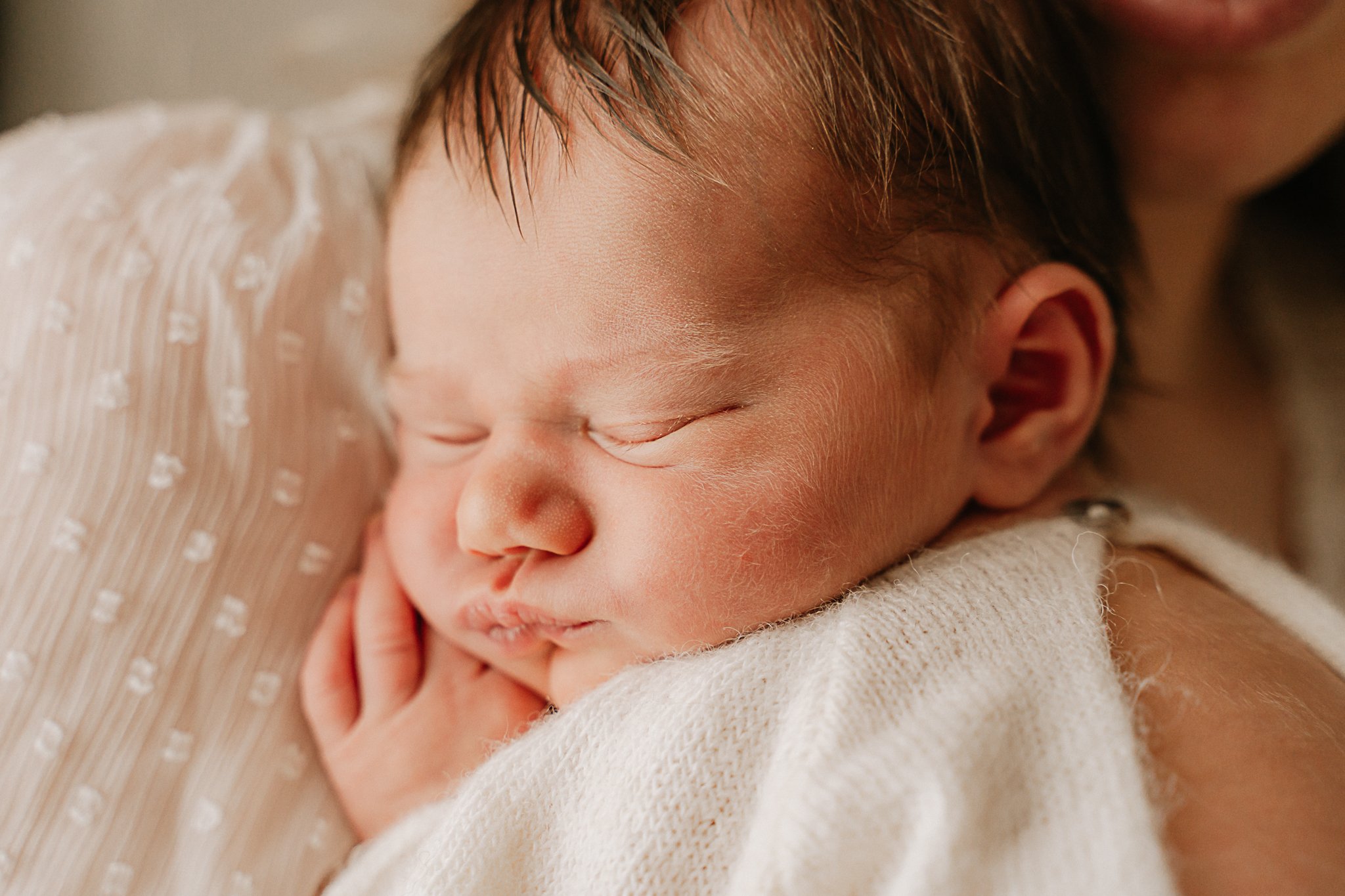 Emotional photo viewing | Newborn session in Cornwall