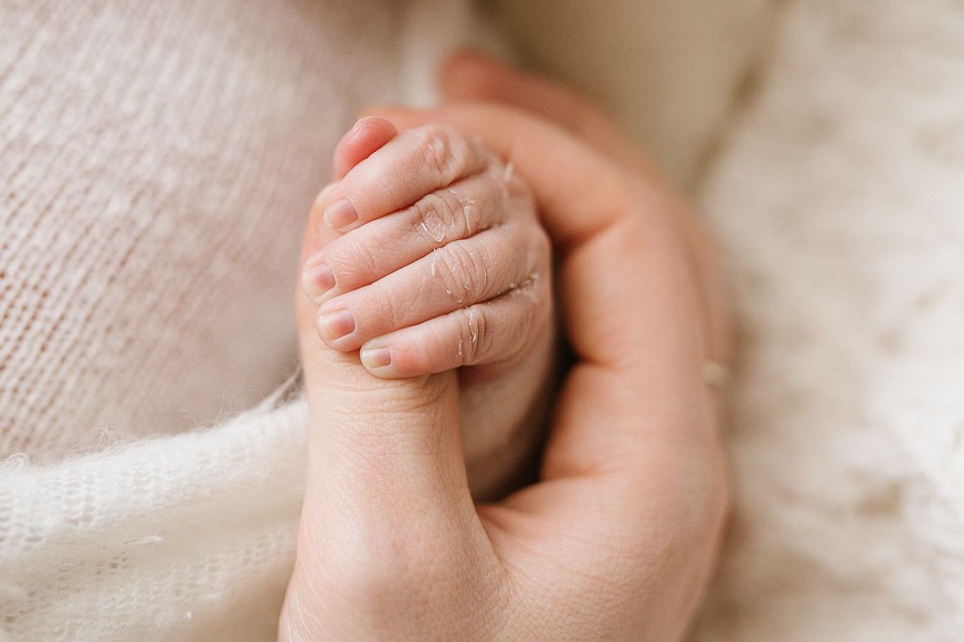 Each gesture, another line in the story. 
.
.
#cornwallnewbornphotographer #cornwallbabyphotographer #family #thebabyyears #documentyourdays #newbornphotographycornwall