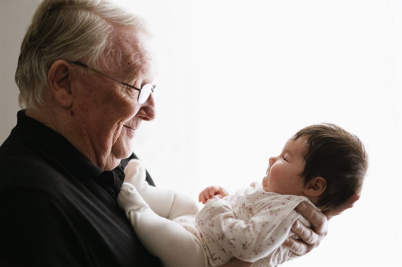Swipe ⬅️ to see the cutest great-granddad moment in the whole entire world 😍