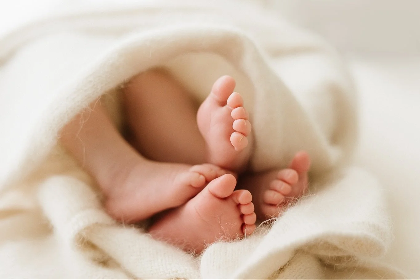 Two little pairs of feet, then and now 💕
.
.
.
.
#twinlife #twinsofinstagram #firstbirthdayphotoshoot #twinscakesmash #cornwallbabyphotographer #babyphotography #twins #babyfeet #documentyourdays #celebratechildhood #itsyourworld #instacute #babypho