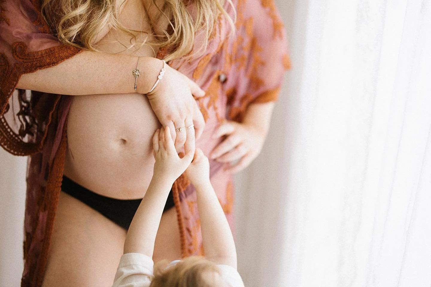 Busy hands, full heart &hearts;️ 
.
.
.
#motherhood #maternityphotoshoot #cornwallmums #cornwallmaternityphotographer #pregnantlife #mamalove