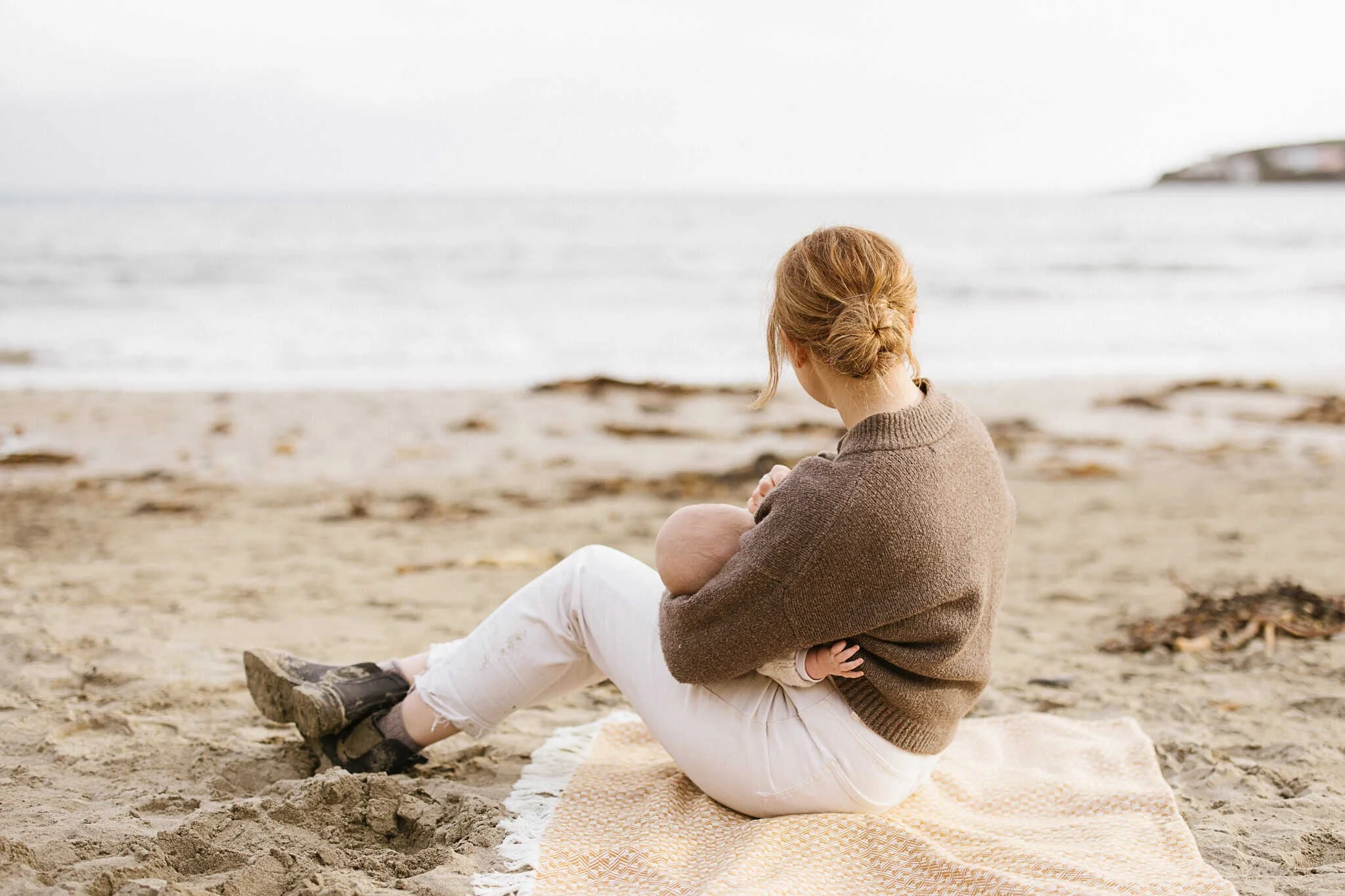 Breastfeeding photoshoot Beach Cornwall 913A5646.jpg