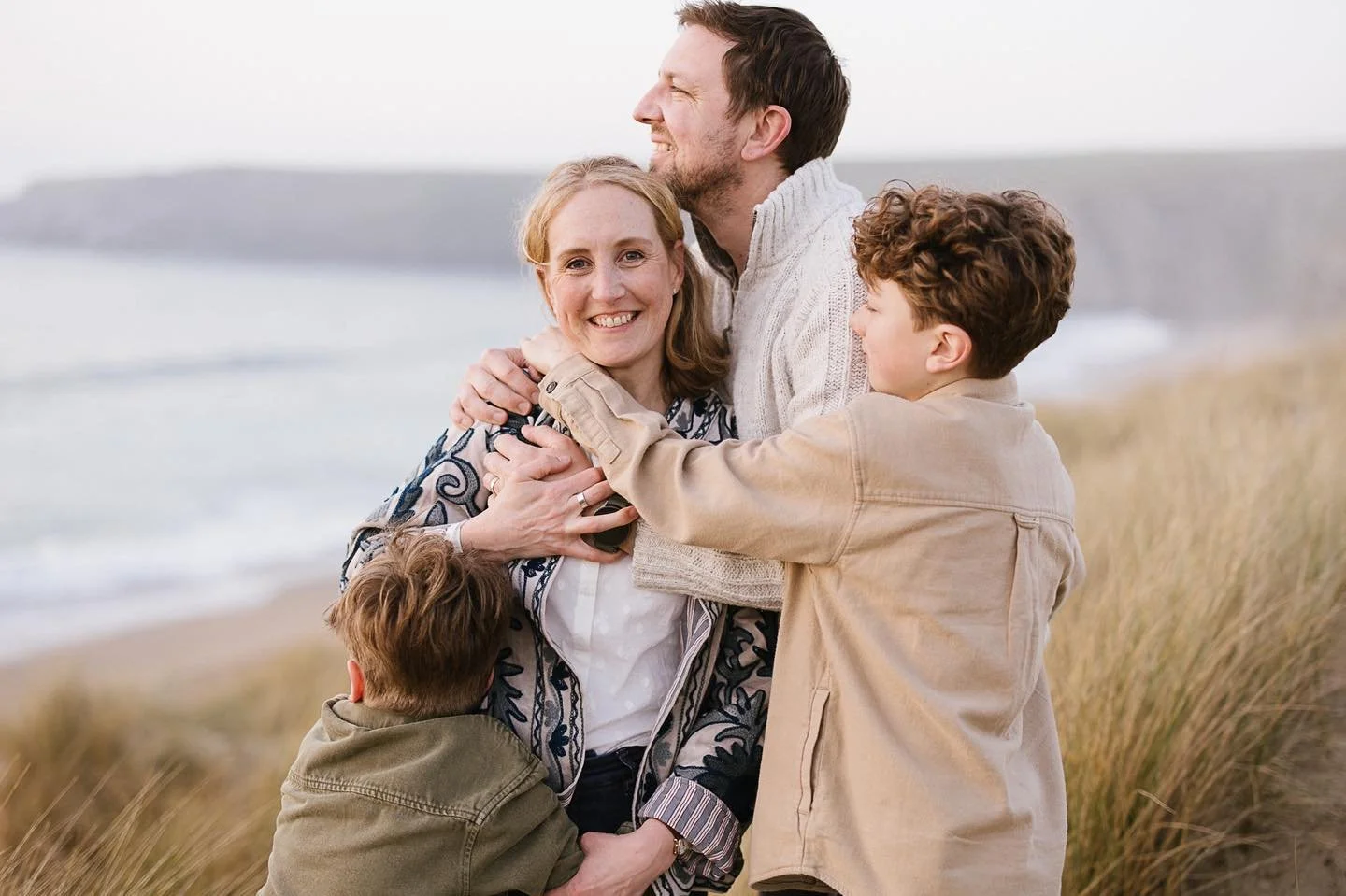 This family. ❤️

Book NOW if you want the chance of magical light, epic scenery, and beautiful memories - all done and dusted before 8pm.  The clocks are changing, the days are getting longer rapidly ... this is the best time! 🕰️ 

Very limited 'aft