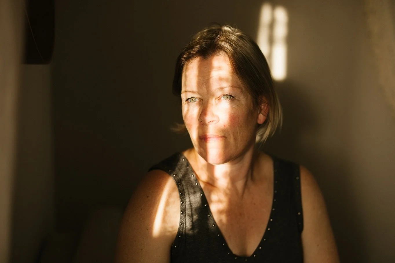 Some sweaty and spontaneous self portraits the other night. A sunbeam caught my eye and I just wanted to do something with it ☀️ 

And now battening down the hatches for an already thunderous storm - defo getting some sense of growing up in Johannesb