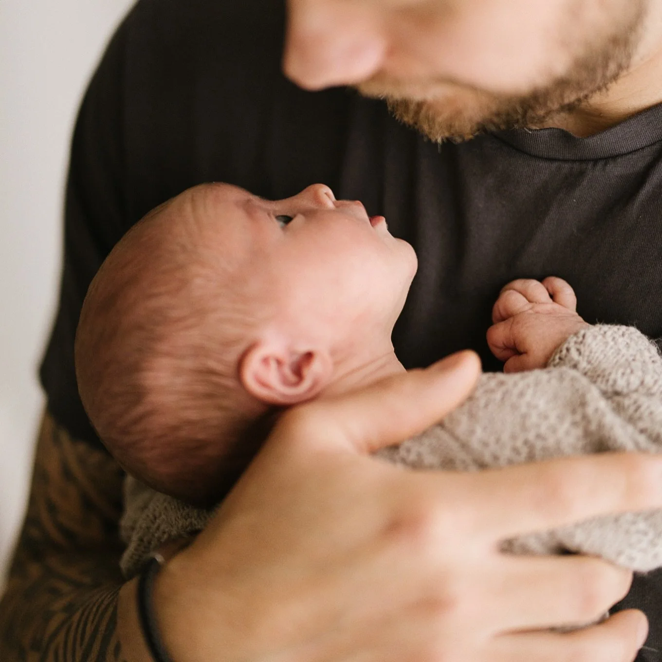 I love those moments during a newborn session that get everyone's attention, like when a baby gazes at dad like this, and the connection and adoration fill the room 😍 

My favourite photos are often the unplanned and unexpected one that just happen 