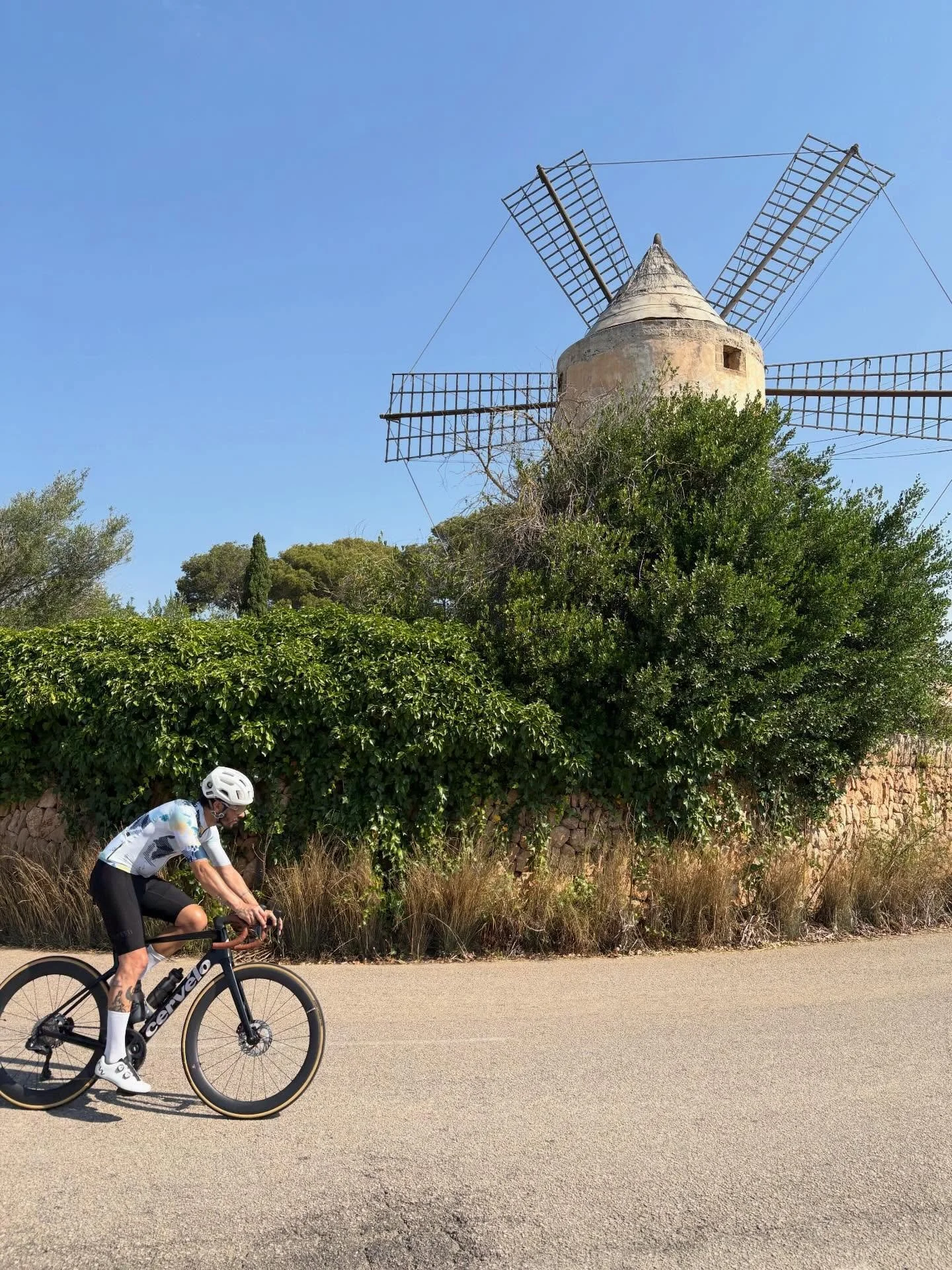 Exploring Mallorca&rsquo;s trails on a @cervelo is a unique experience, and even more so when you&rsquo;re wearing the style and quality of our @safetti clothing. Visit our website, find the bike you like best, and start enjoying this paradise.  #mal