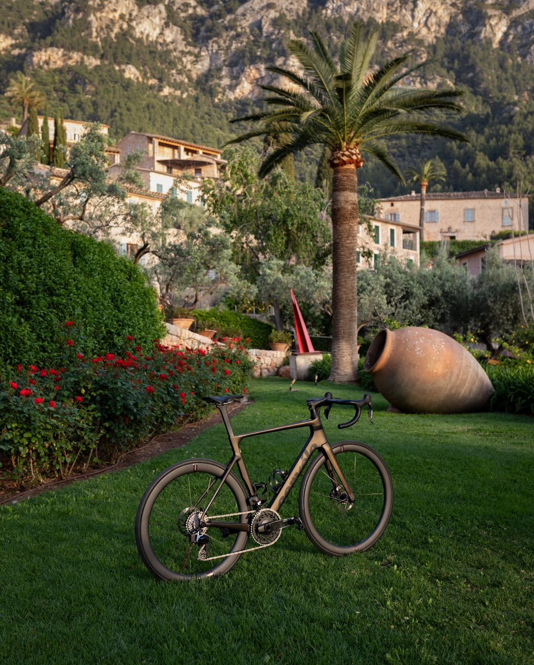Speed no longer comes with compromises.

The new Cerv&eacute;lo Soloist 2026 with SRAM Force AXS E1 is built for riders who want one bike capable of everything: lightweight climbing, aero speed, and race-level performance.

Equipped with:

* SRAM For