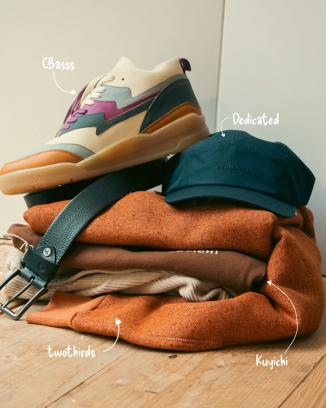 Een nieuw seizoen, een nieuwe look!🍂 En in onze winkel ook een nieuw merk. 
Na grondig onderzoek hebben we @twothirds_bcn toegevoegd aan onze collectie. Nu alleen nog een paar mannen-items (ook super leuk om unisex te dragen), maar in de toekomst m