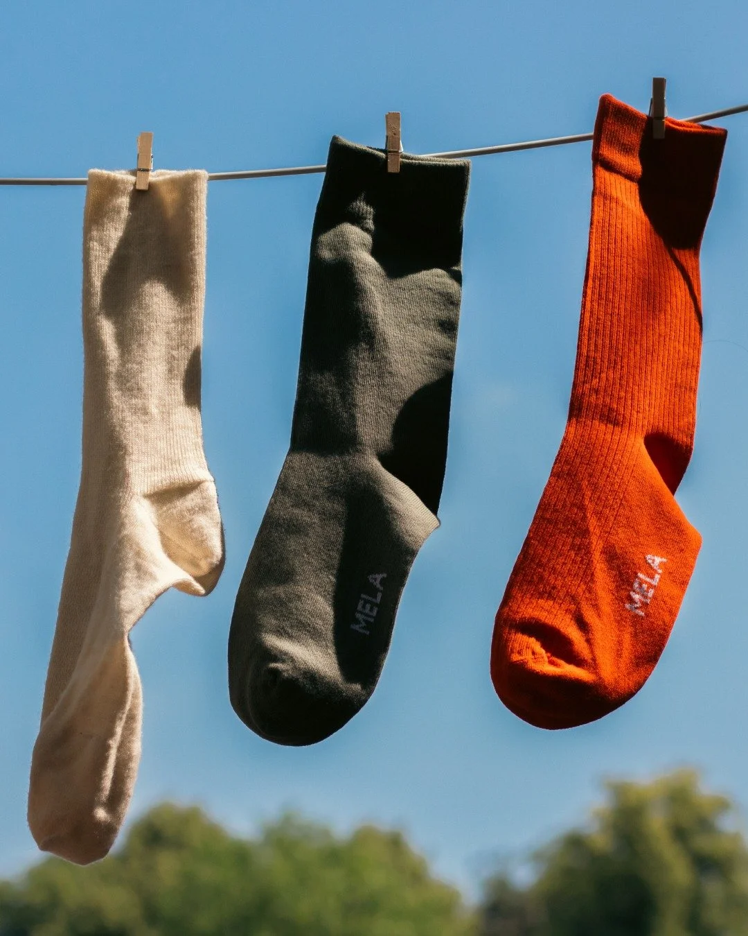 Wees de held op kwalitatieve sokken tijdens de Nijmeegse Vierdaagse! Onze wollen wandelsokken zijn perfect om nog snel in je rugzak te stoppen voordat het avontuur begint. Bijvoorbeeld van het merk @groedeo_dornhan of @melawear. 
Stap comfortabel ri