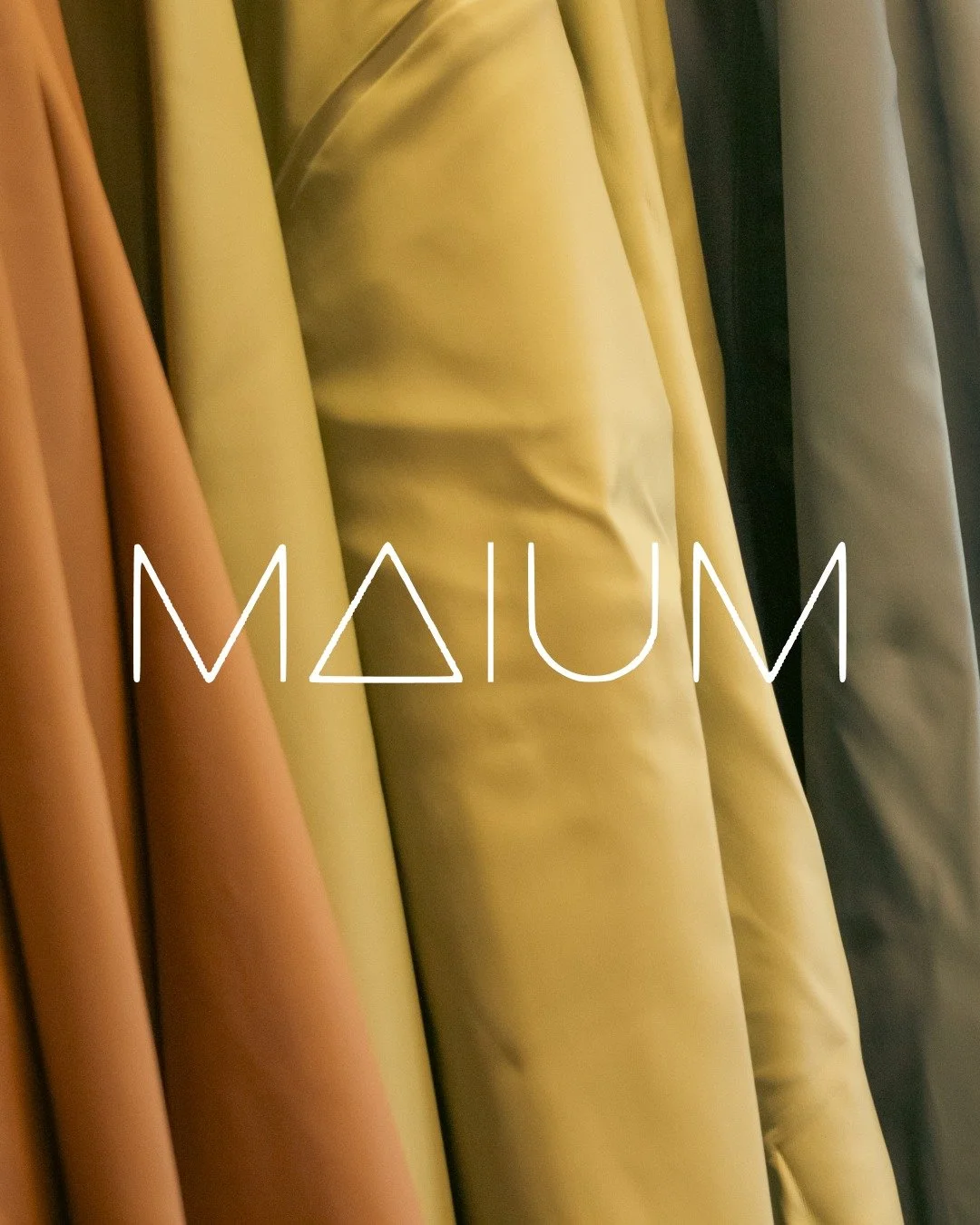 Functioneel, modieus en duurzaam. Een combinatie die volgens velen niet mogelijk is maar @maiumdesign bewijst het maar weer: het kan☔ 

Jouw regenjas wil je waterdicht, ademend en functioneel. We hebben verschillende modellen van Maium in de winkel h