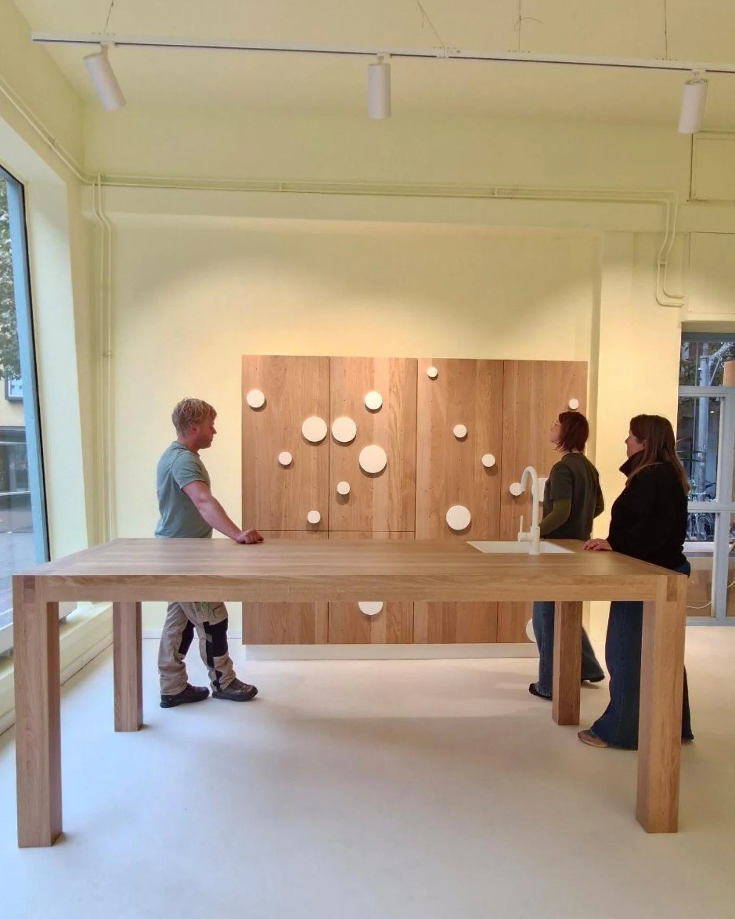 Van houten plank naar onze prachtige nieuwe interieurhoek! De winkel heeft dankzij @kodiakinterieurs uit Malden en ontwerper @casvanderzanden weer een nieuw pronkstuk✨ 

In het holletje van onze winkel is nu ruimte voor n&oacute;g meer duurzaam inter