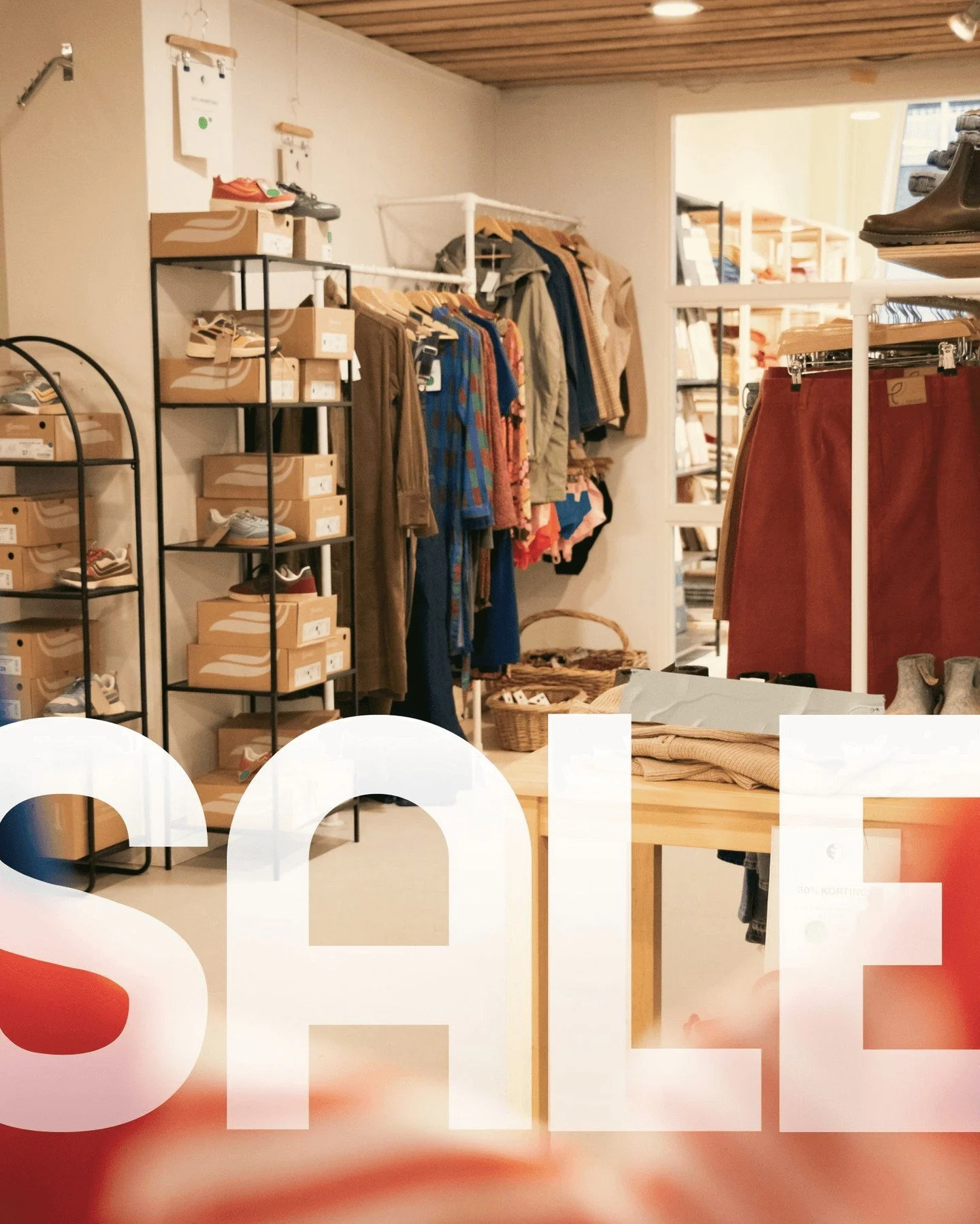 We houden er niet van, maar we hebben het wel: de sale-hoek!

Soms blijven er kledingstukken over en ondanks dat we tegen het verleiden van kopers zijn, is het beter om deze kleding toch nog een goed thuis te geven. Dus, toch weer een gelegenheid om 