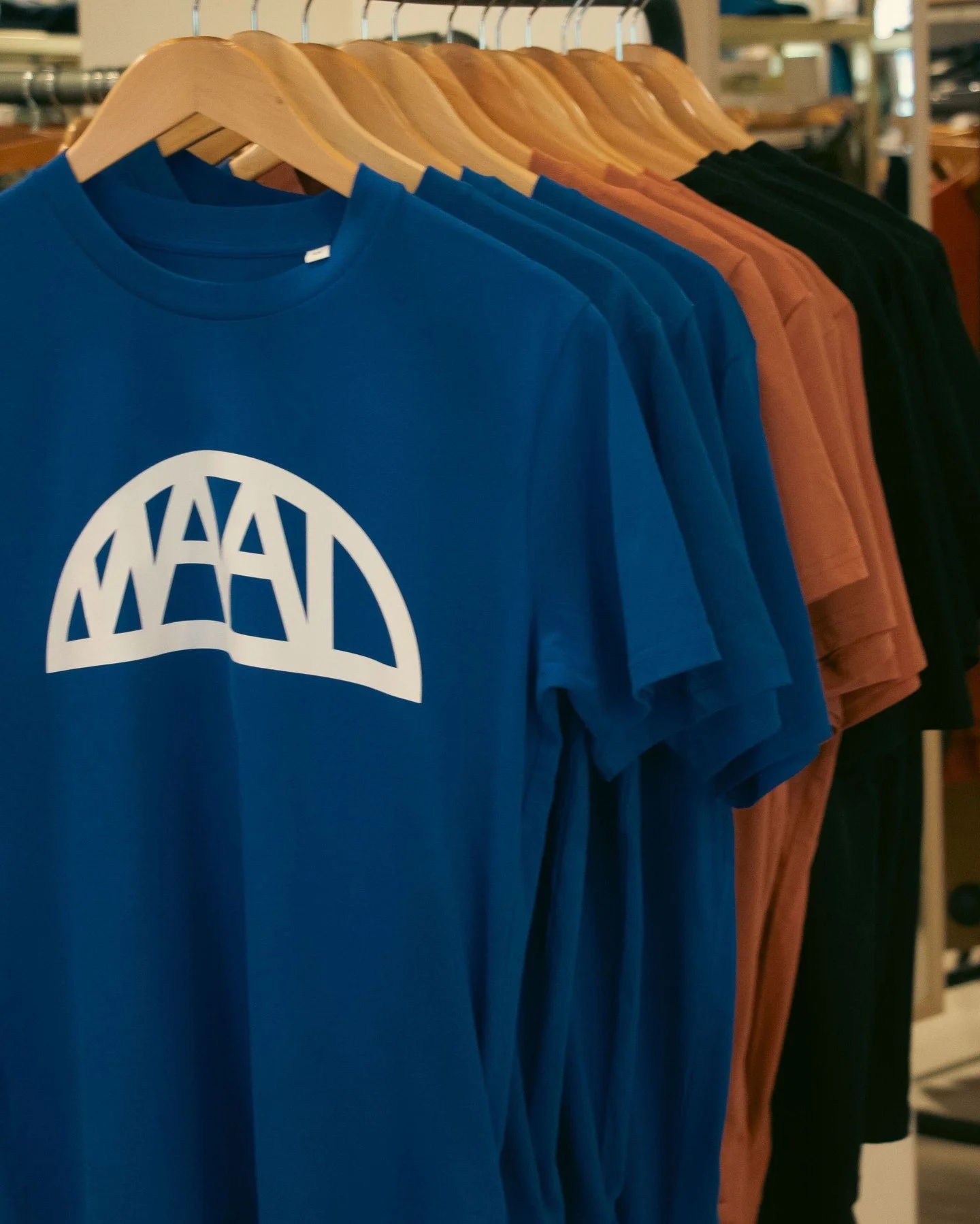 Manu is een ware ondernemer... en pas 12 jaar! Hij ontwierp met creatieve hulp dit shirt in verschillende kleuren. Van bezoekje aan Groene Was tot shirtjes vouwen, hij heeft alles op alles gezet om zijn schoolproject in de winkel te krijgen👀 👕 

En