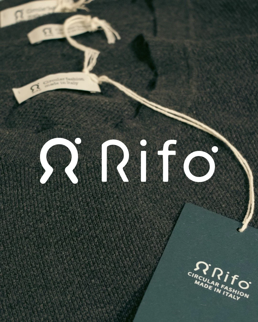 Hoe verander je textielafval in iets waardevols? Rif&ograve; doet het, letterlijk. In 2024 verzamelden ze 3,5 ton afgedankte kleding &mdash; en maakten daar tijdloze items van, lokaal geproduceerd binnen 30 km rond Prato.

Geen overproductie, wel tra