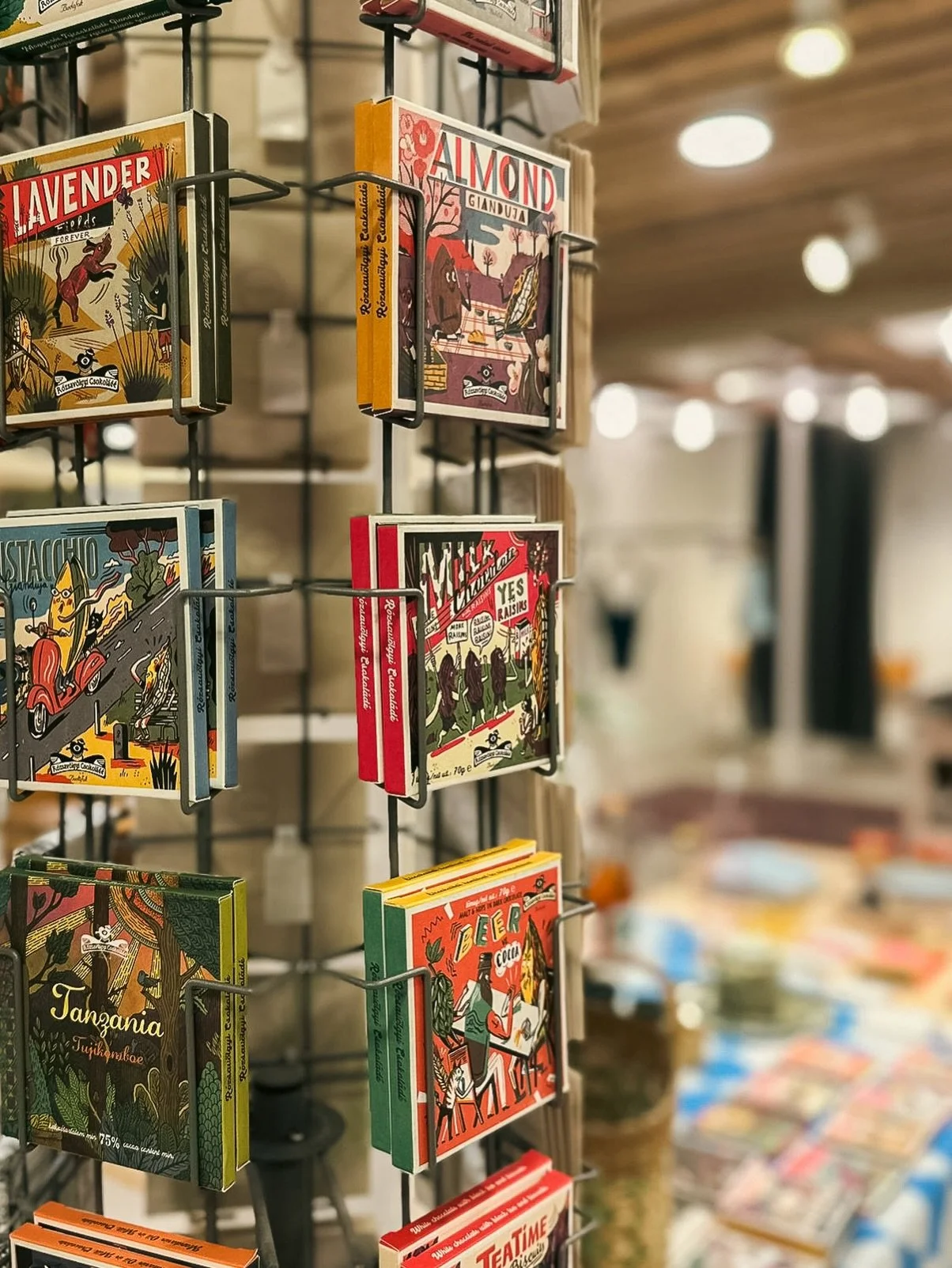 We zijn weer langs geweest bij @chocoladeverkopers , altijd een feestje!🎉🎈Er liggen weer veel nieuwe bijzondere smaken in de winkel, maar ook wel echt kunstwerken te noemen.

#chocolade #fairtrade #smaken