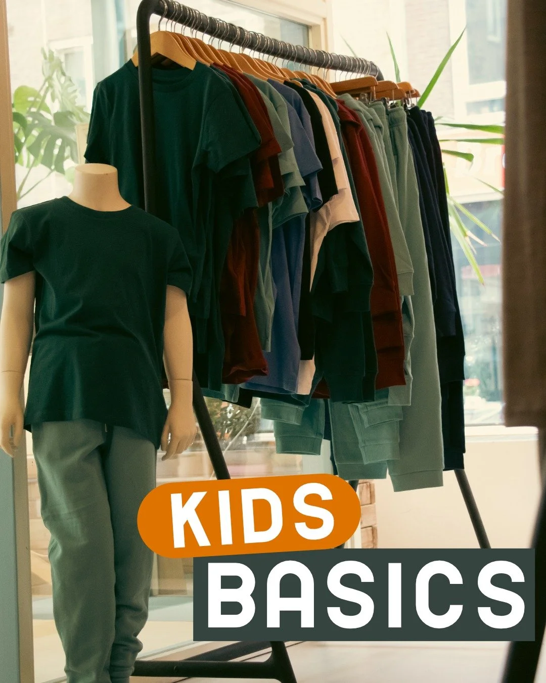Kleine maten, groene toekomst! Onze kids basics zijn te vinden achter in de winkel bij de basic collectie. Fijn als basis voor ieder seizoen en comfortabel genoeg om in te rennen en spelen ⛹️&zwj;♂️ ✨
