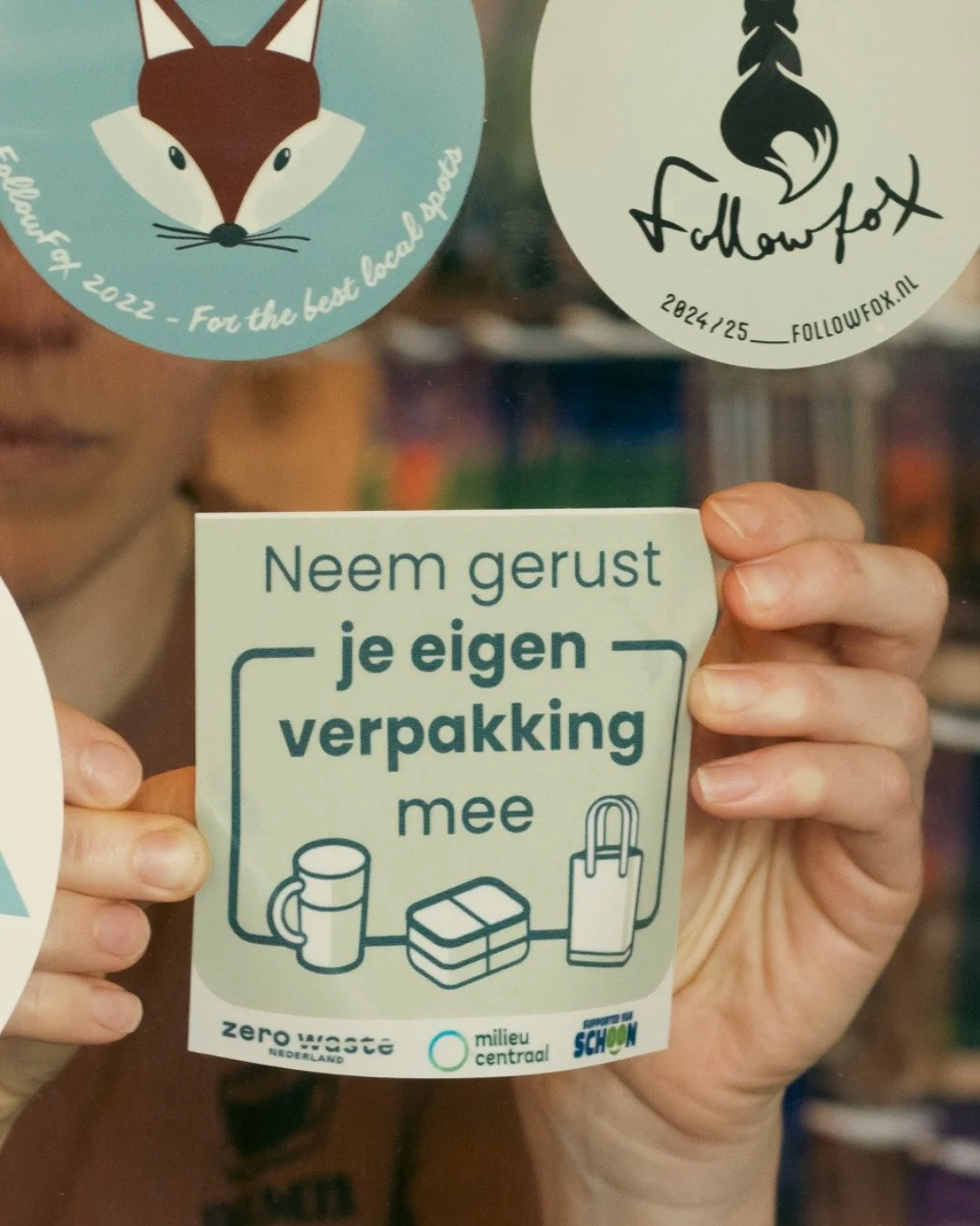 In de @weekzonderafval kan jij starten met duurzamer leven op dagelijkse basis. Hier alvast wat tips uit onze doos. Heel gemakkelijk: heel veel waard💦 🛍️ 

1. Neem je eigen verpakking mee. Of dat nou een linnen tasje is in plaats van een plastice o