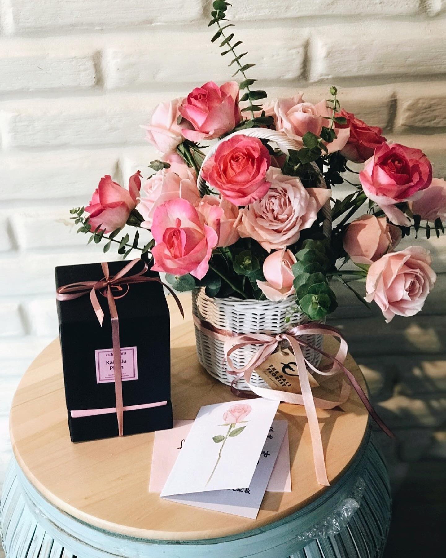 sending love with a rose basket and scented candle from @indiandemm 
. . . 
www.thebaliflorist.com
. . . 
Less wrapping | no single-use vessels | #sustainablefloristry
. . . 
Inquiries on orders/workshops
WA: (+62) 811 388 270⠀⠀⠀⠀
Email: thebaliflori