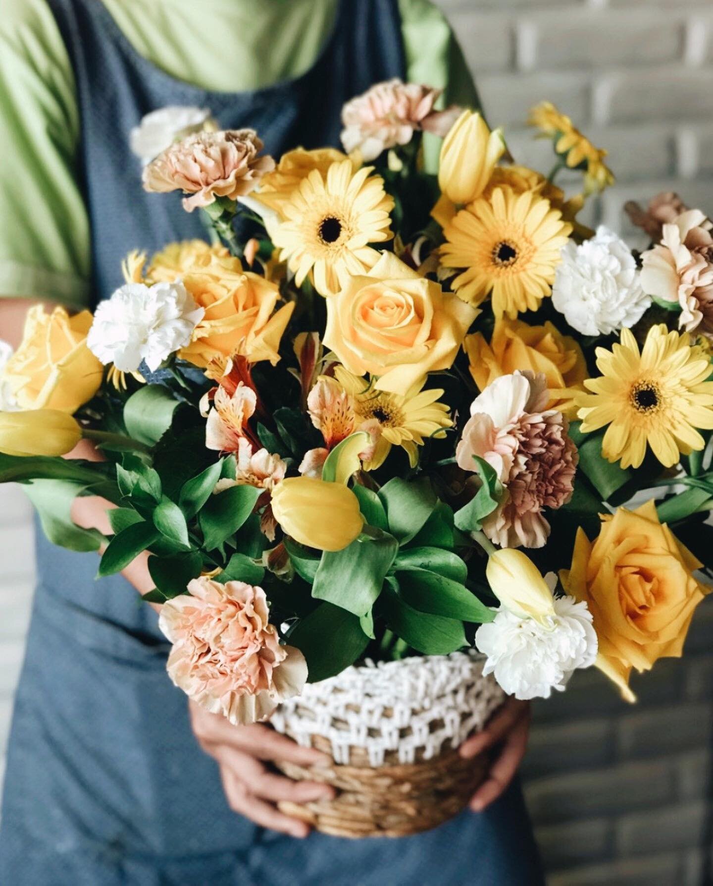 Hello Yellow 💐💛🌼🔆
The Van Gogh Blooms paired with vegan chocolate pralines from @sobas_sweets 
. . . 
www.thebaliflorist.com
. . . 
Less wrapping | no single-use vessels | #sustainablefloristry
. . . 
Inquiries on orders/workshops
WA: (+62) 811 3