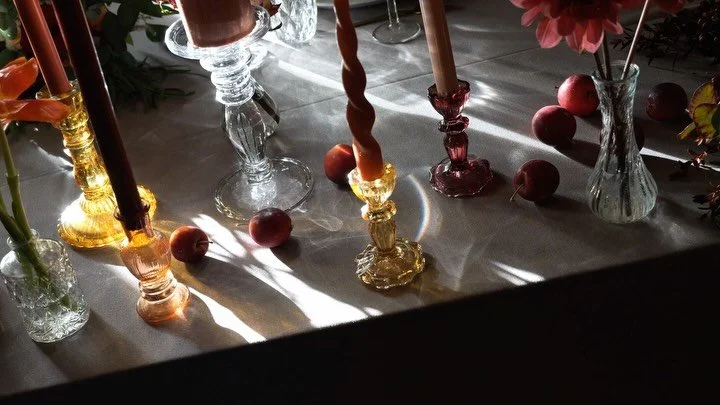 Pelēkajā novembrī nedaudz oktobra krāsu. 🍁

Svinību vieta: @deseles.dzirnavas 
Kāzu rīts: @hotel_simanis 
Burvīgie dekori: @mama_dekor 

#kāzuvideo #weddingdetails #autumnwedding #wedvibes