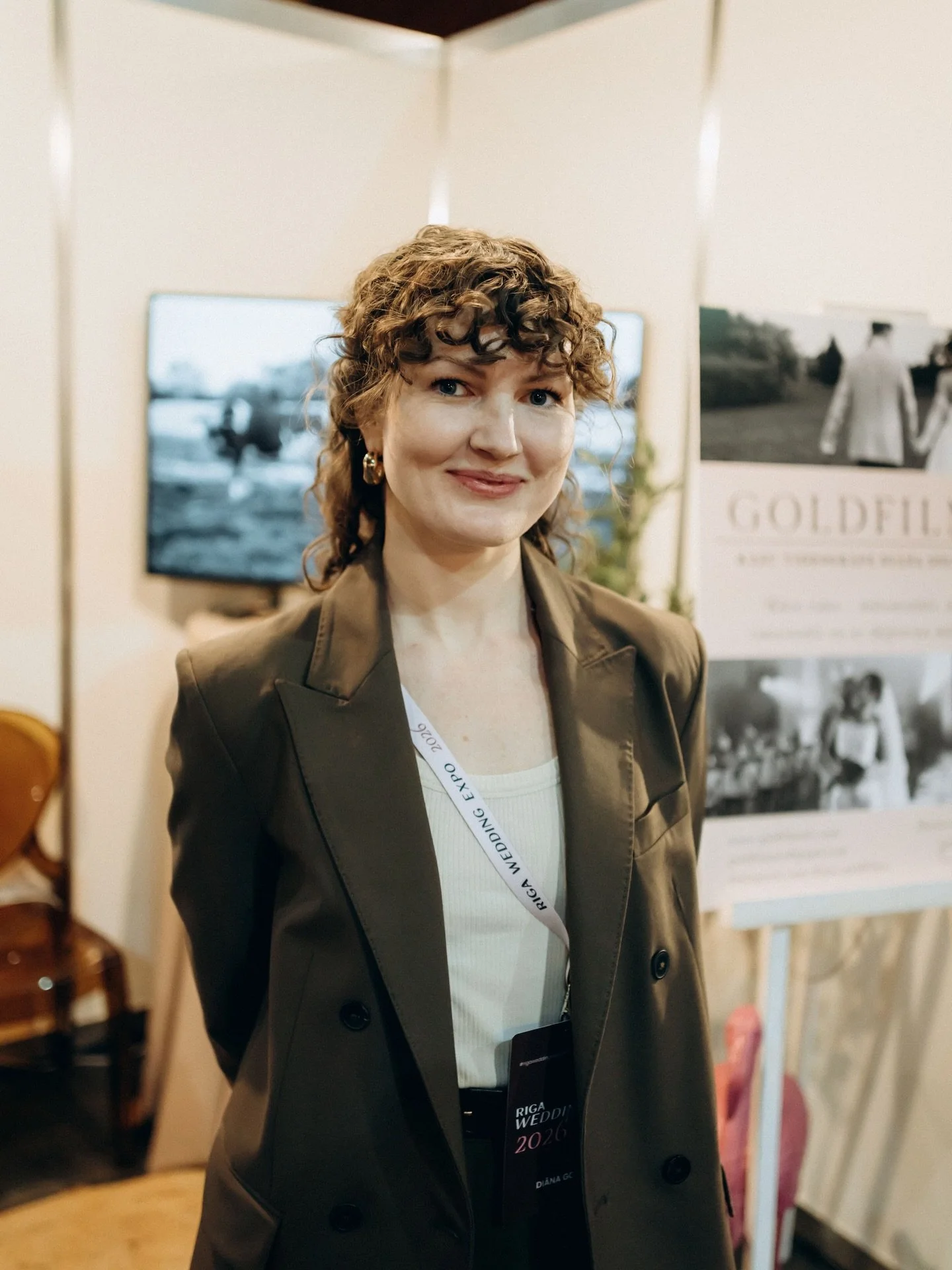 Joprojām, kad satieku cilvēkus, saņemu jautājumus: &ldquo;Nu, kā tur tajā izstādē bija? Kā gāja? Kā ir būt otrā pusē?&rdquo;
 Nu, kā, kā&hellip; Nākamajā dienā sajūta kā pēc nostrādātas pilnas kāzu dienas. 😄 Kājas sāp, mugura sāp, galva dulla, bet t