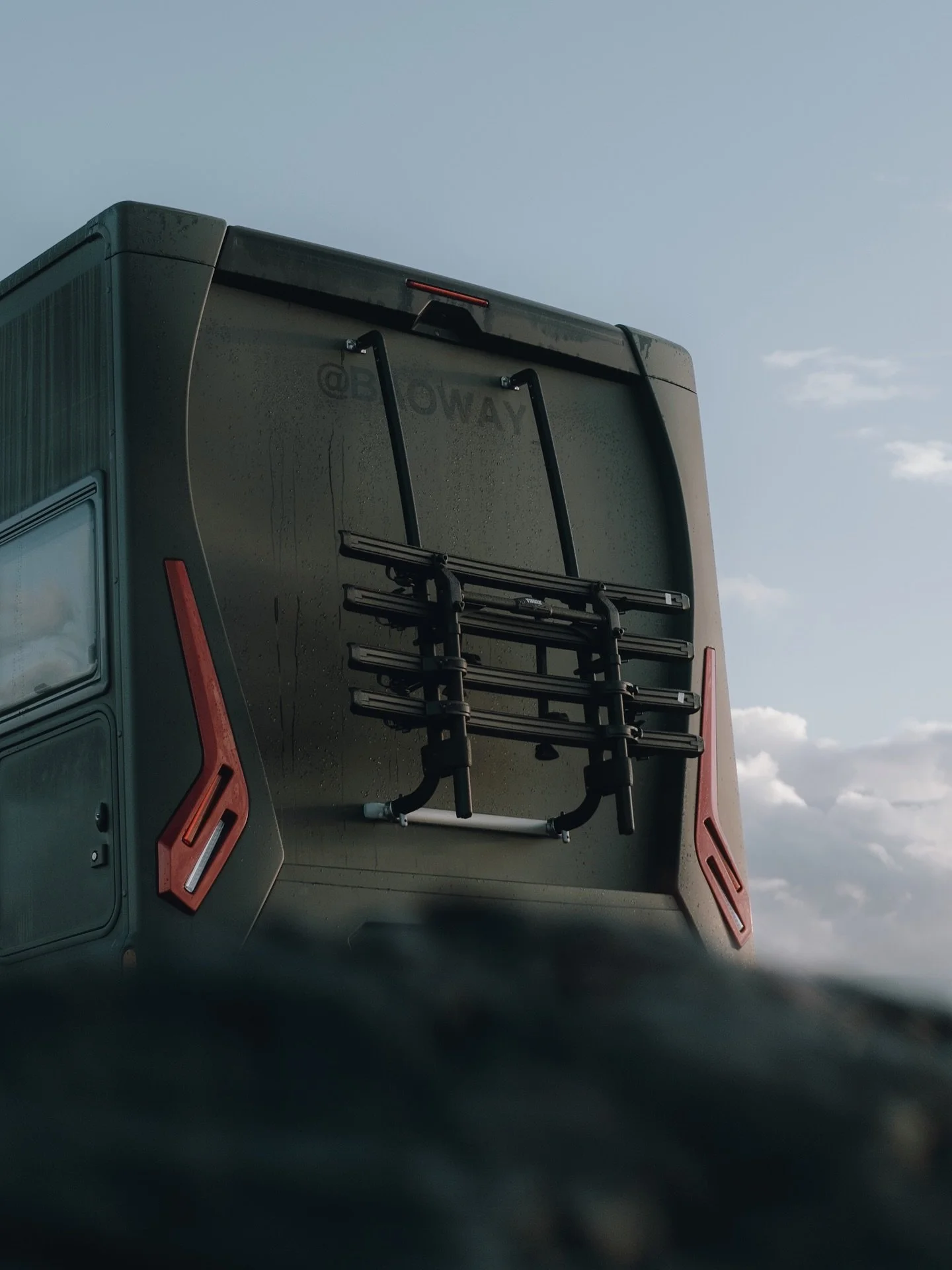 THULE 🖤

&Ccedil;a y est le porte v&eacute;lo @thule est install&eacute;. Esth&eacute;tique, robuste, discret et hyper pratique, il vient habiller parfaitement l&rsquo;arri&egrave;re du camping car.

On est vraiment content du r&eacute;sultat, swipe