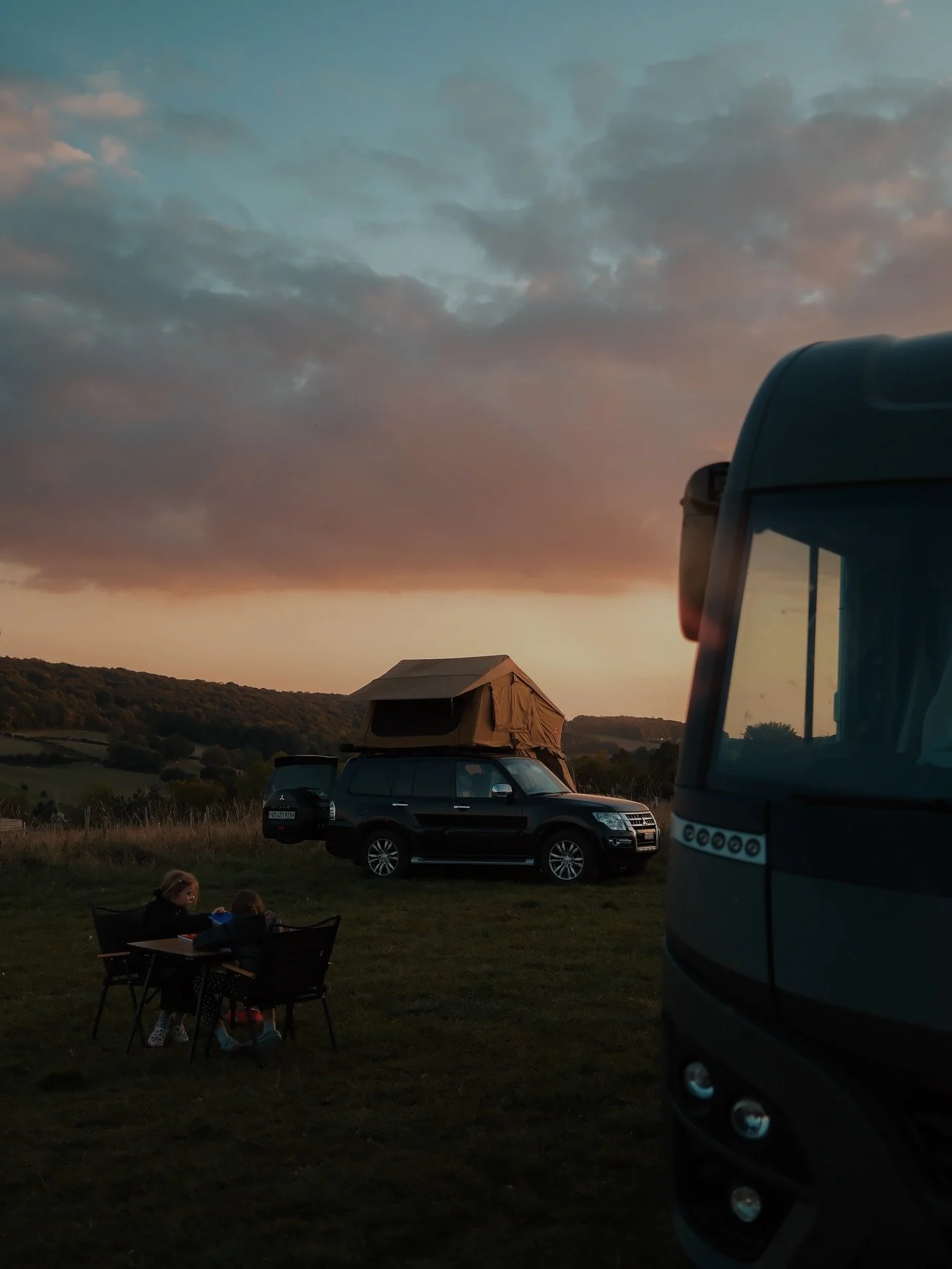 Soir&eacute;e toute douce au coucher du soleil 

Une soir&eacute;e simple pos&eacute;s au milieu d&rsquo;un champ, &agrave; jouer avec les filles pendant que le soleil dispara&icirc;t 

Les petits moments sont les plus grands 🤍

#vanlife #voyageenfa
