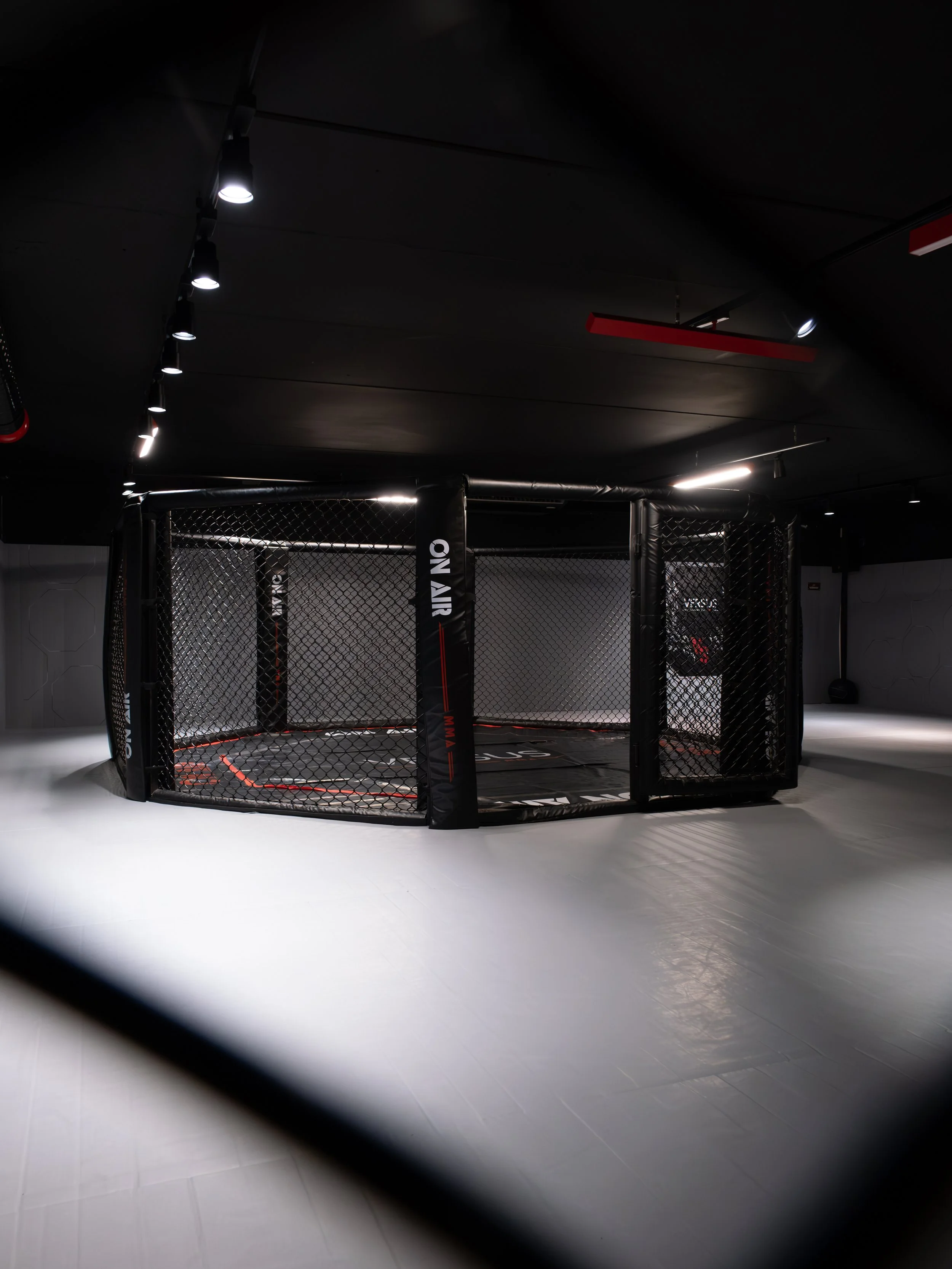 Reportage photographique ON AIR Montreuil, espace sportif et cage MMA