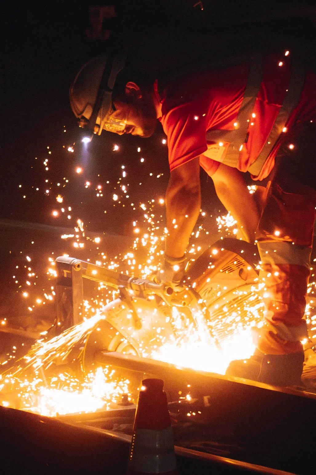 Reportage photo de nuit sur chantier ferroviaire SNCF, découpe du métal et étincelles