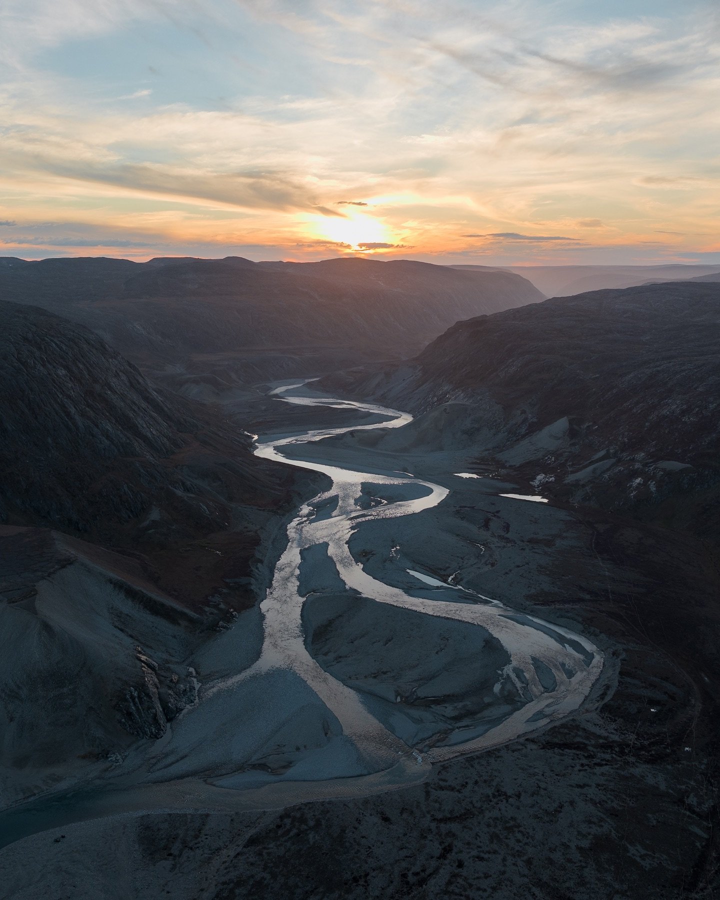The beautiful landscape of Ippijuaq.

This is probably the most unique out of all the fishing spots in Kangiqsujuaq. Consisting of sand dunes and many many smooth rocks lol