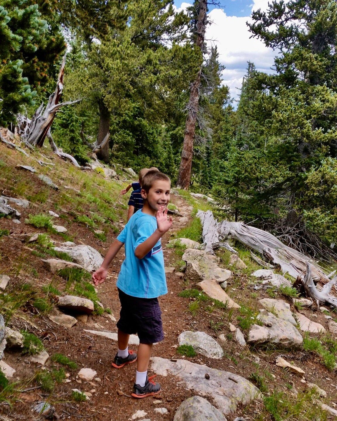 🌈✨ Hiking with children can be a such a fun experience. But let's be real, keeping them happy and engaged on the trail can sometimes be a challenge. 😅 These are some of our tried-and-true tips to make hiking with little ones a joyful and memorable 
