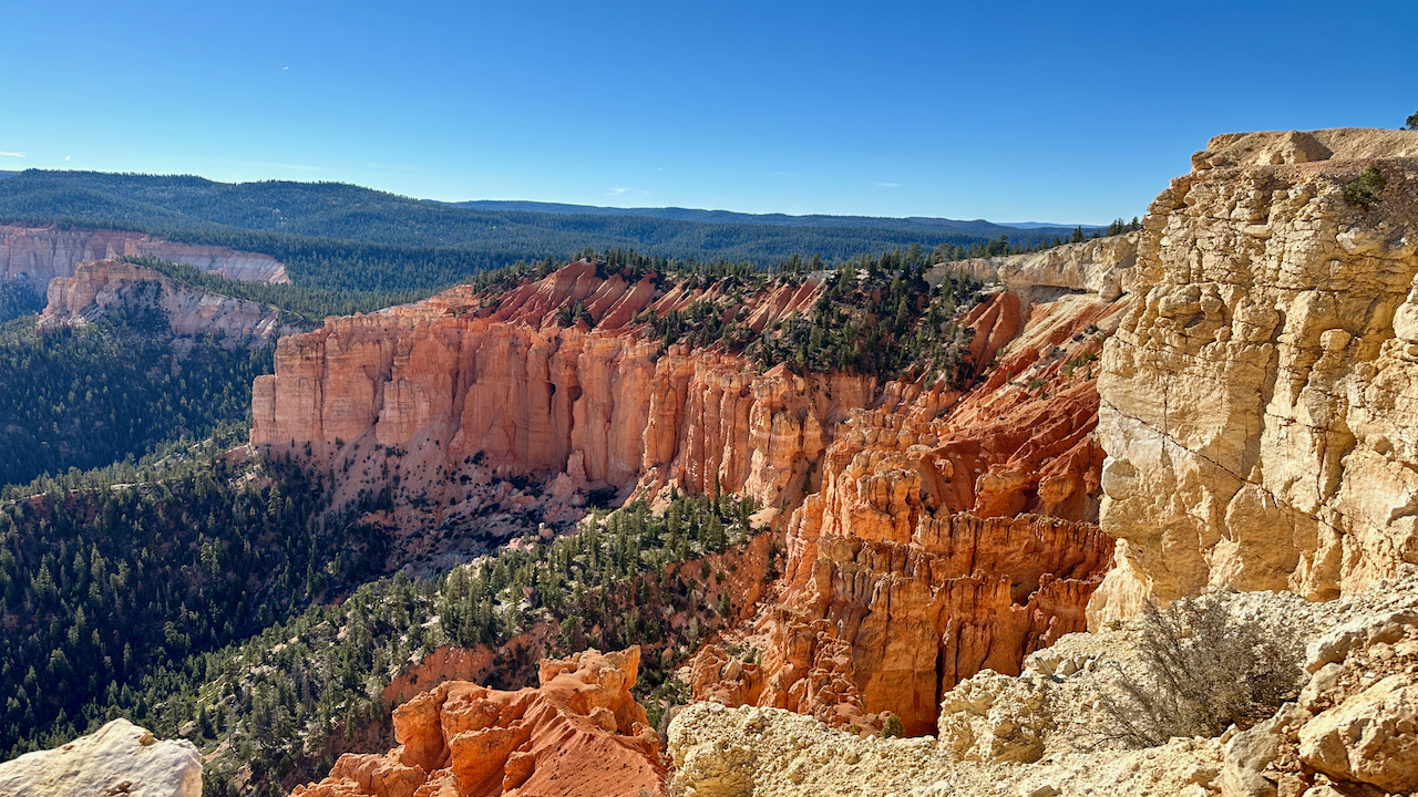 Bryce Canyon National Park: A Family-Friendly Adventure with Endless Views! Experience the wonder of hoodoos and explore the park's numerous hiking trails, horseback riding, and ranger-led activities.