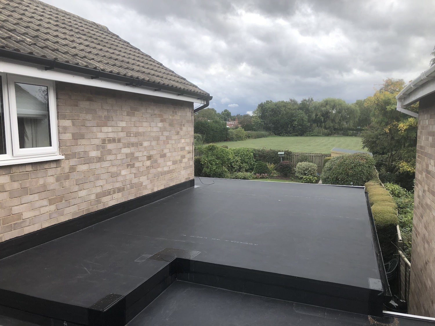 Liquid rubber flat roofing system for new flat roofs or roof repairs 