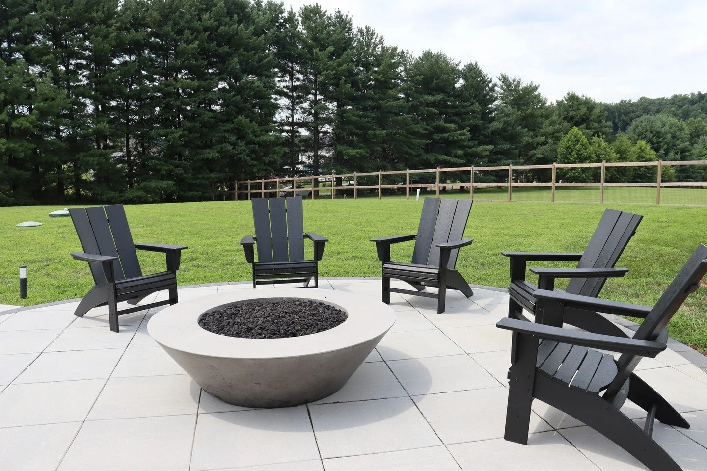 S'mores and smiles guaranteed 🍫😁
.
Check out this variety of fire pit options! Which one would fit best in your backyard?