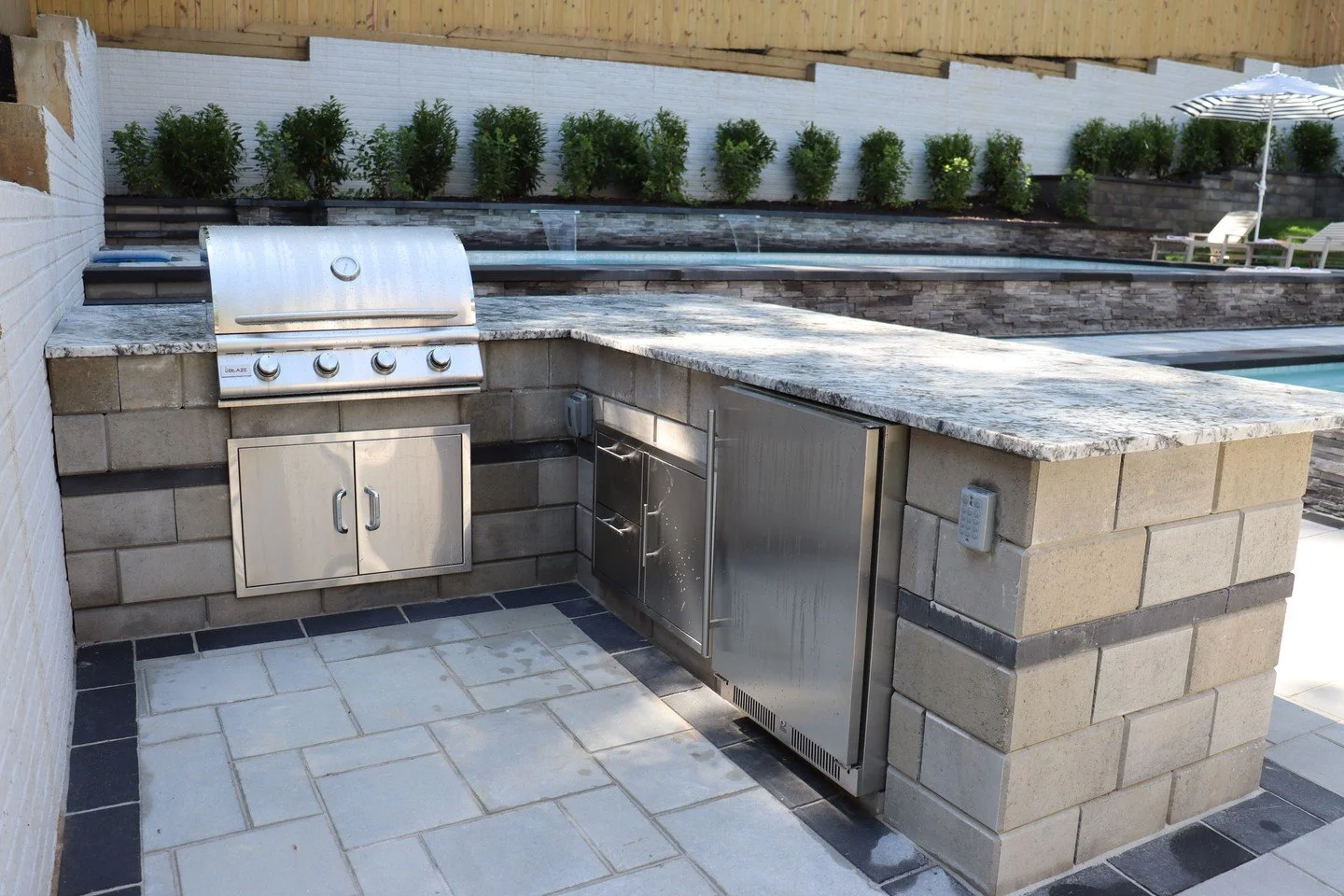 Hoping to host the perfect backyard BBQ? Whip up your favorite fall meals in a gorgeous poolside kitchen like this one 🍉🍔