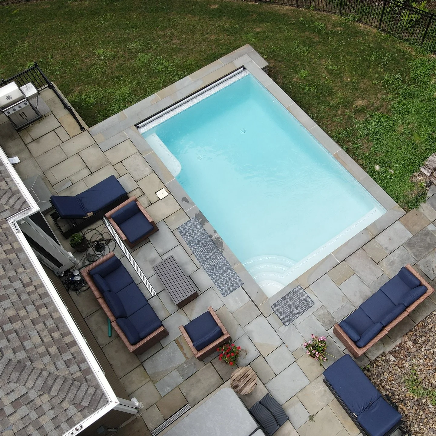 Mixing old with new — and the result couldn’t feel more timeless 🤩
These natural bluestone slabs once framed the original patio, and now they’ve found new life around a brand-new pool.
Proof that good materials (and good design)