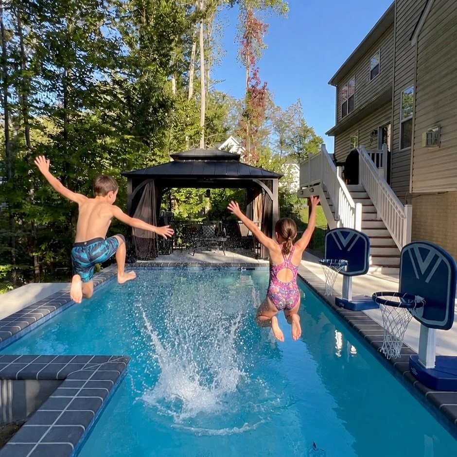 The weekend we have all been waiting for! 🌭⛵️🇺🇸

How are you spending your MDW? 
1. Poolside with the whole fam 🌊
2. Chill by the firepit 🔥
3. Drink in hand 🍹