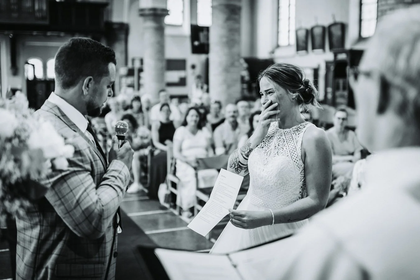 Emotionele huwelijksgeloften tijdens een huwelijk in Roeselare, journalistiek vastgelegd