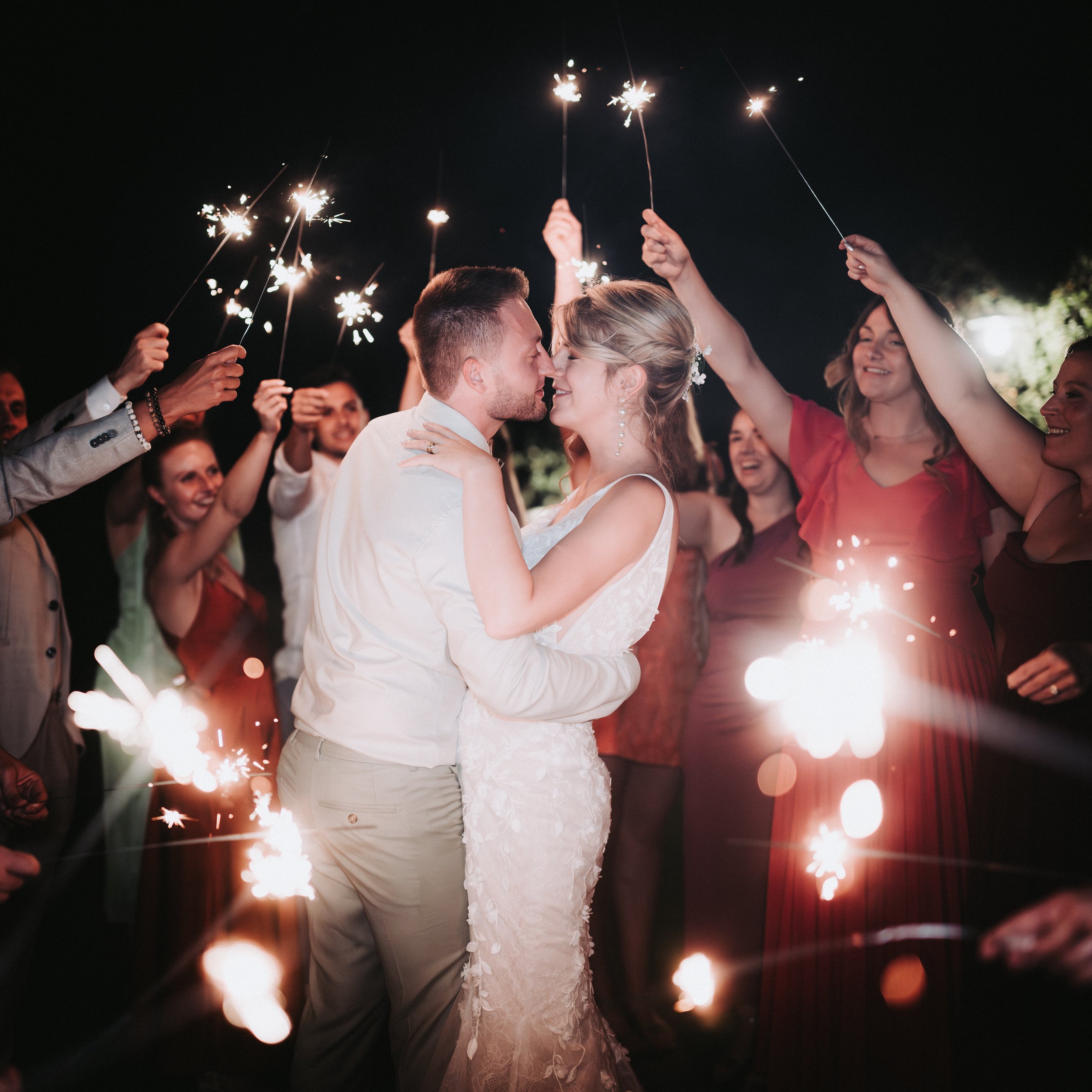 Sparkler exit tijdens een huwelijk in de Zilte Zoen in Temse, huwelijkskoppel omringd door gasten met sterretjes, vastgelegd in een documentaire stijl