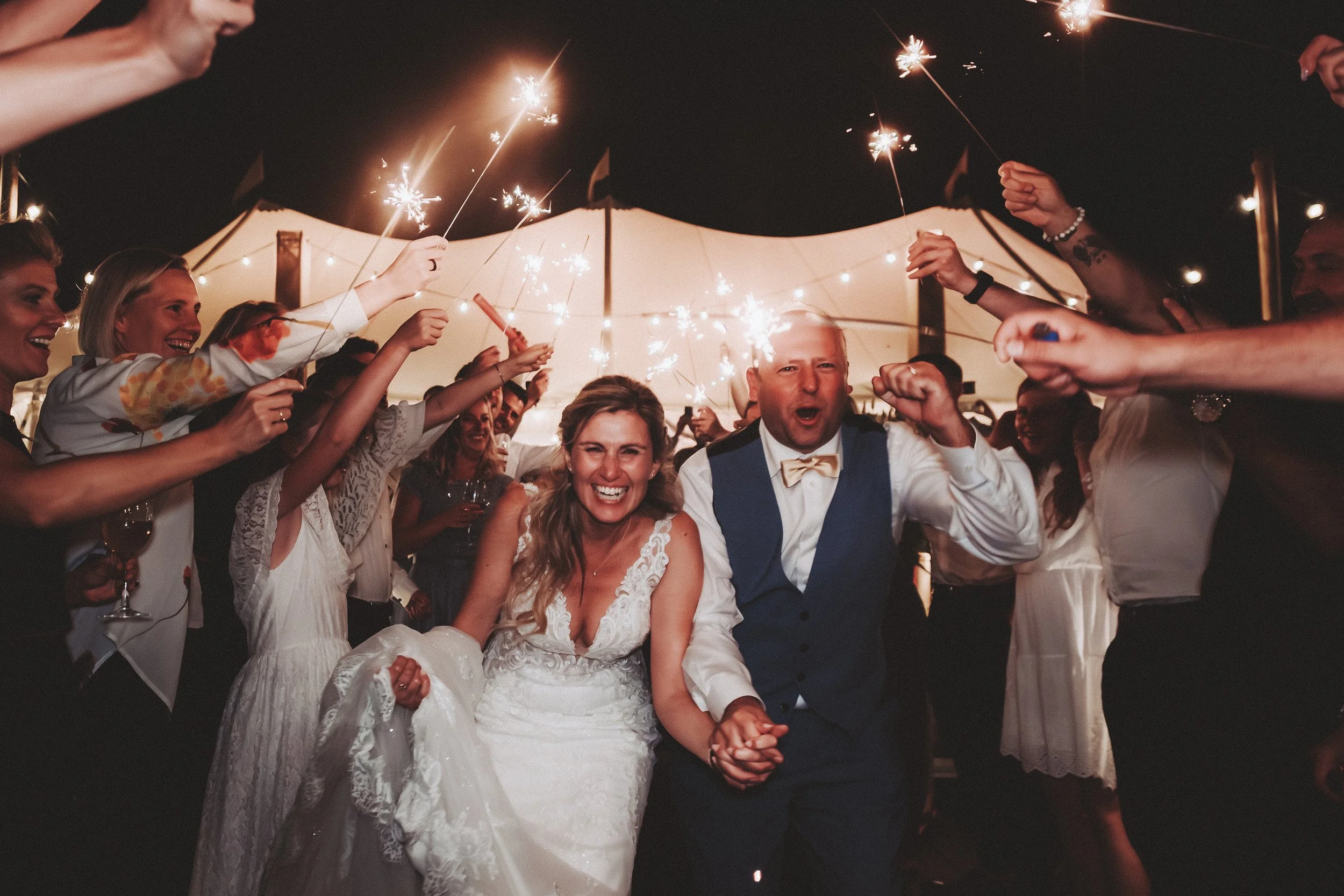 Sparkler exit van een huwelijkskoppel uit Damme, feestelijk en journalistiek vastgelegd tijdens het avondfeest