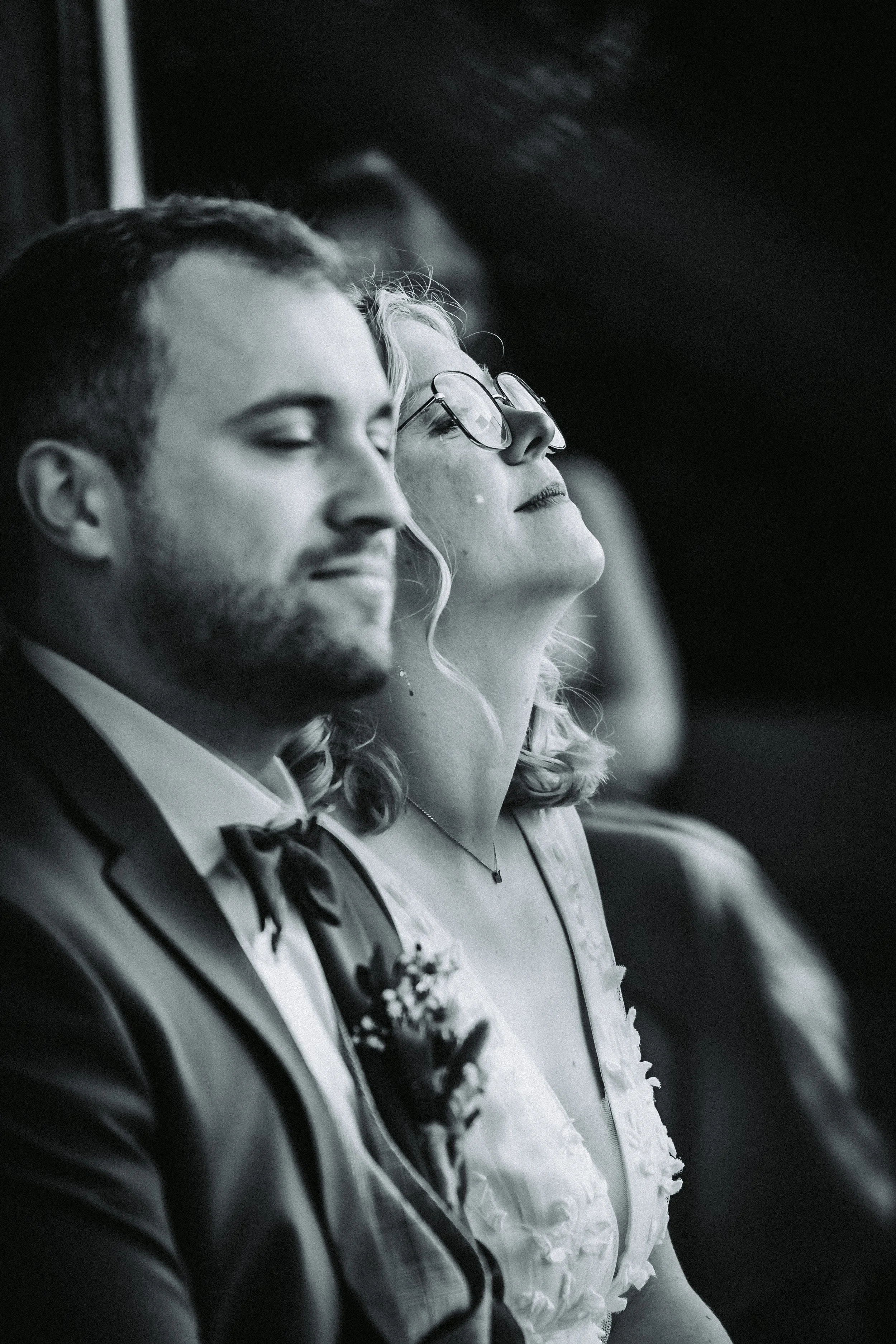 Tijdloze zwart-wit huwelijksfoto van een emotioneel koppel tijdens de ceremonie, vastgelegd met focus op pure emotie boven tijdelijke esthetiek in journalistieke trouwfotografie