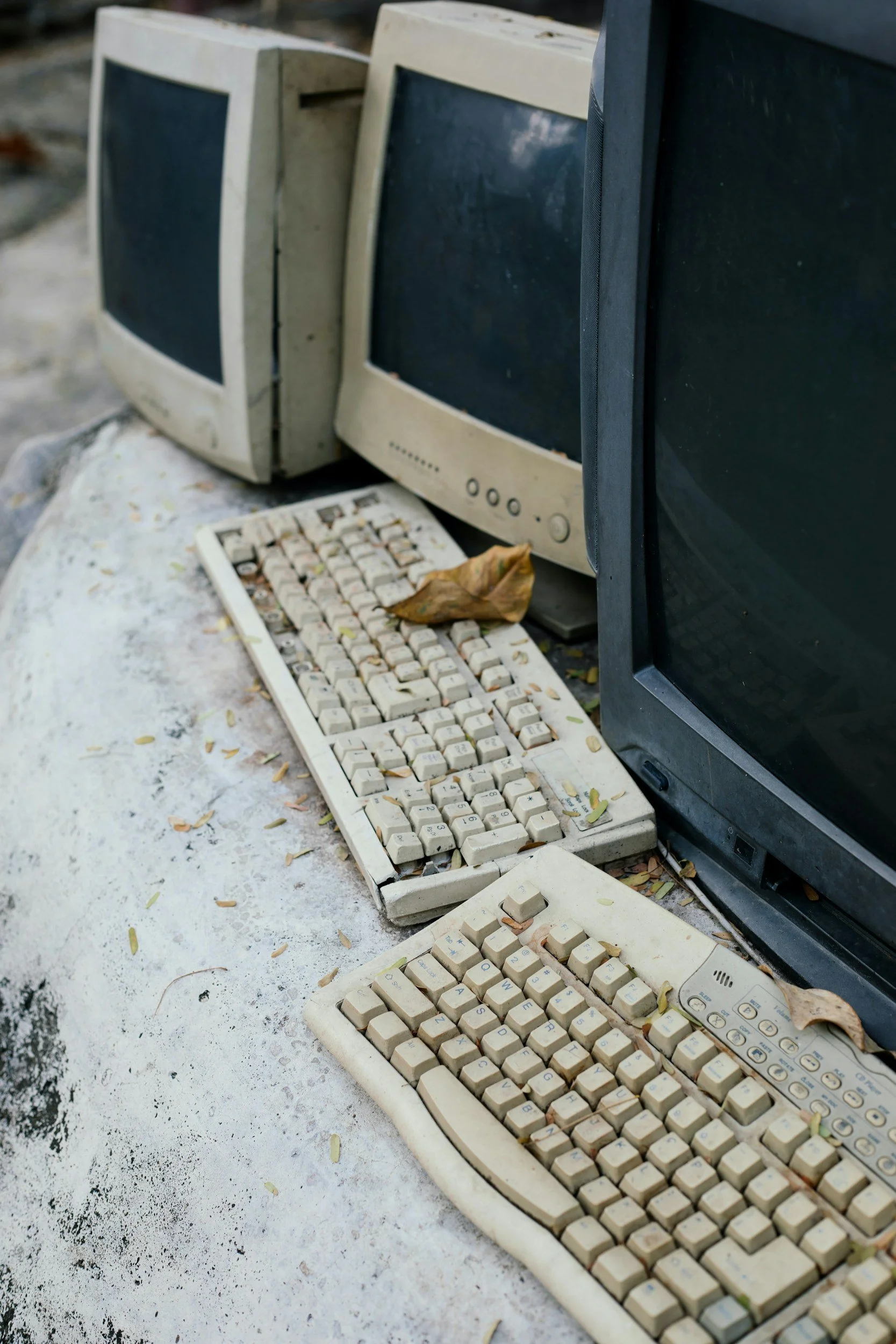 Old keyboard and monitor on the ground