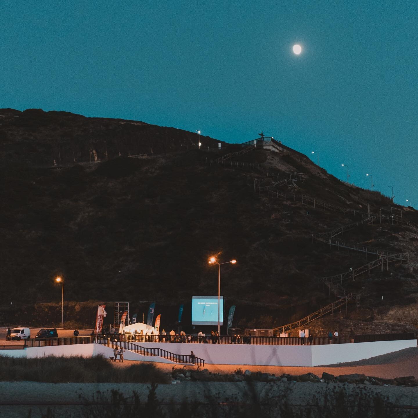 🇵🇹A noite mais emblem&aacute;tica do cinema de surf em Portugal decorreu ontem no cora&ccedil;&atilde;o da Reserva Mundial de Surf da Europa, em Ribeira d&acute;Ilhas. 

Pudemos assistir a dois filmes, escolhidos sobretudo pela excel&ecirc;ncia na 