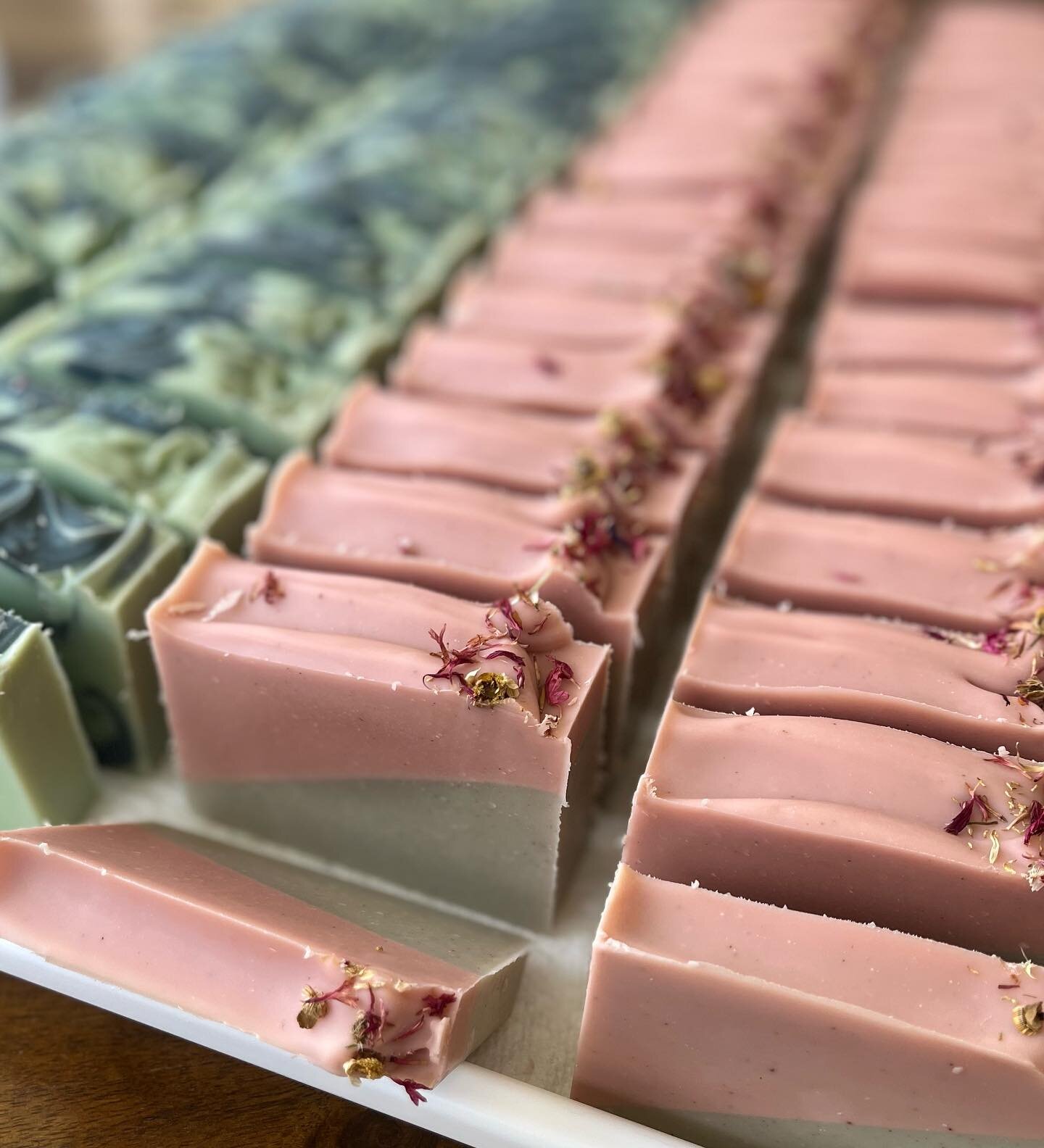 Rows and rows of soap! 🫶🏼

Into the Woods 🌳 
White Tea &amp; Pear 🌸

#mondaymood #mondays #lovesoap #coldprocesssoap #soapart #soapshop