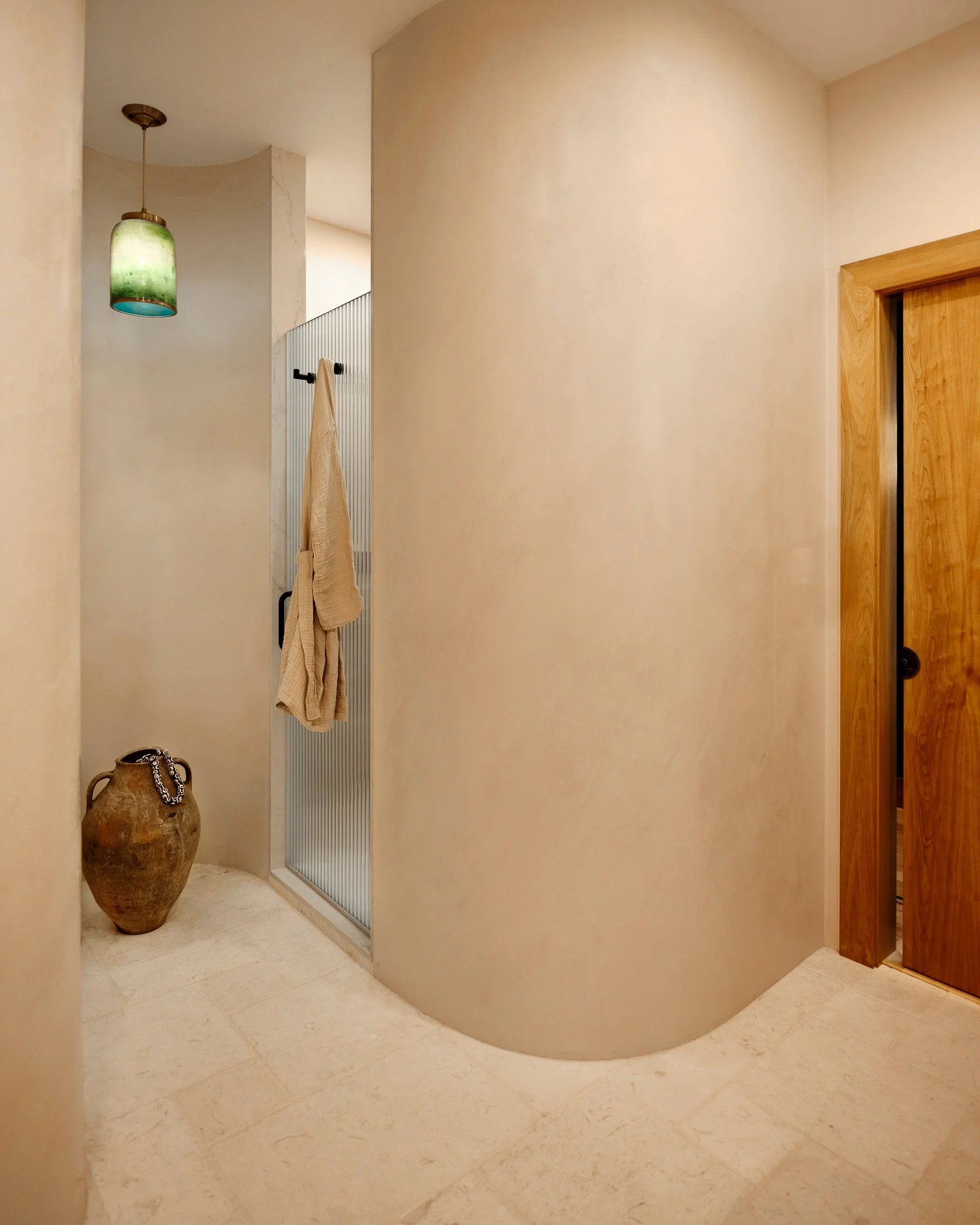 Brookline Primary Suite Shower Curved Wall View 346 HELIOS DESIGN GROUP.JPG