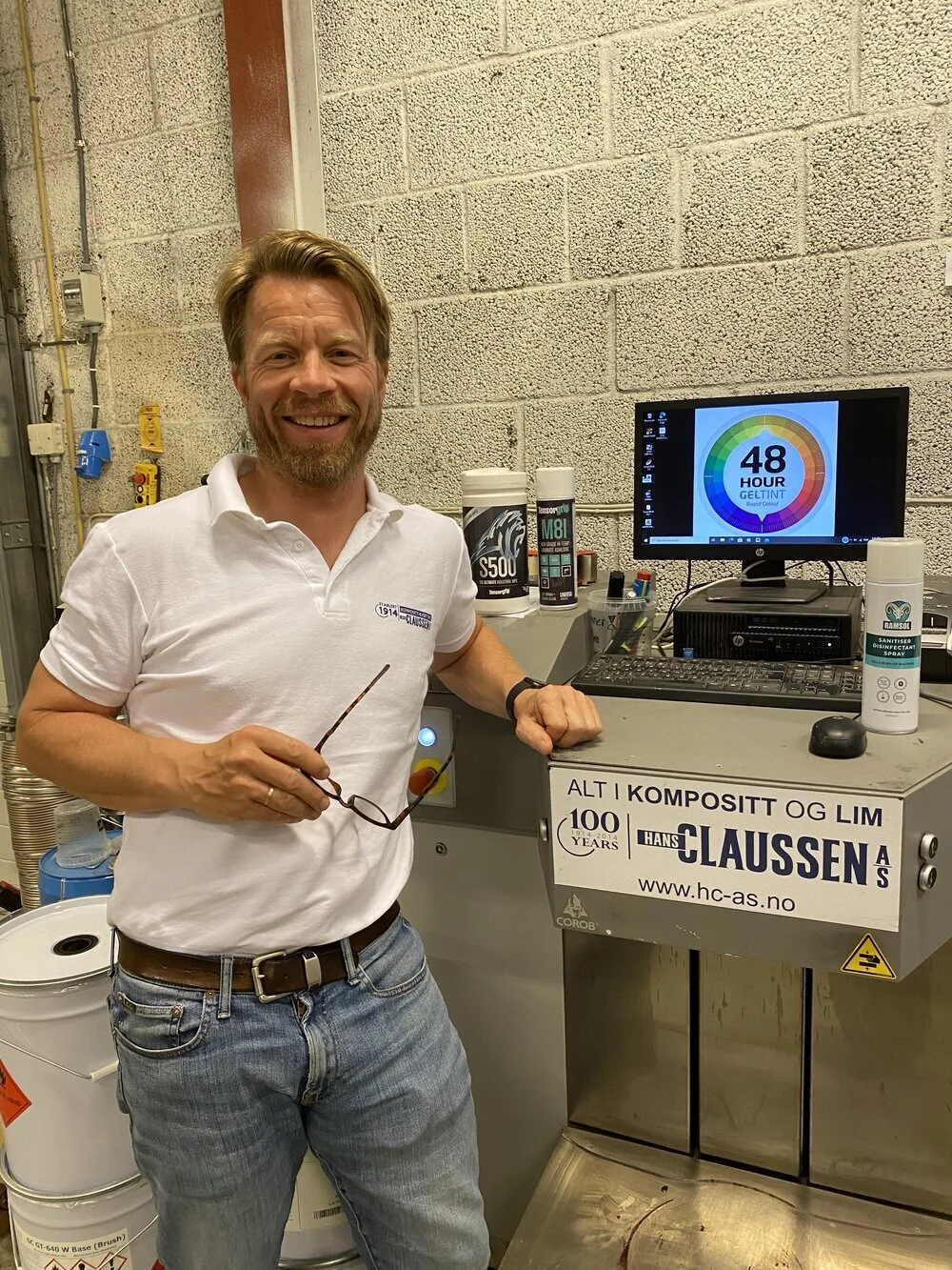 Jonas Claussen foran Geltint-maskinen.