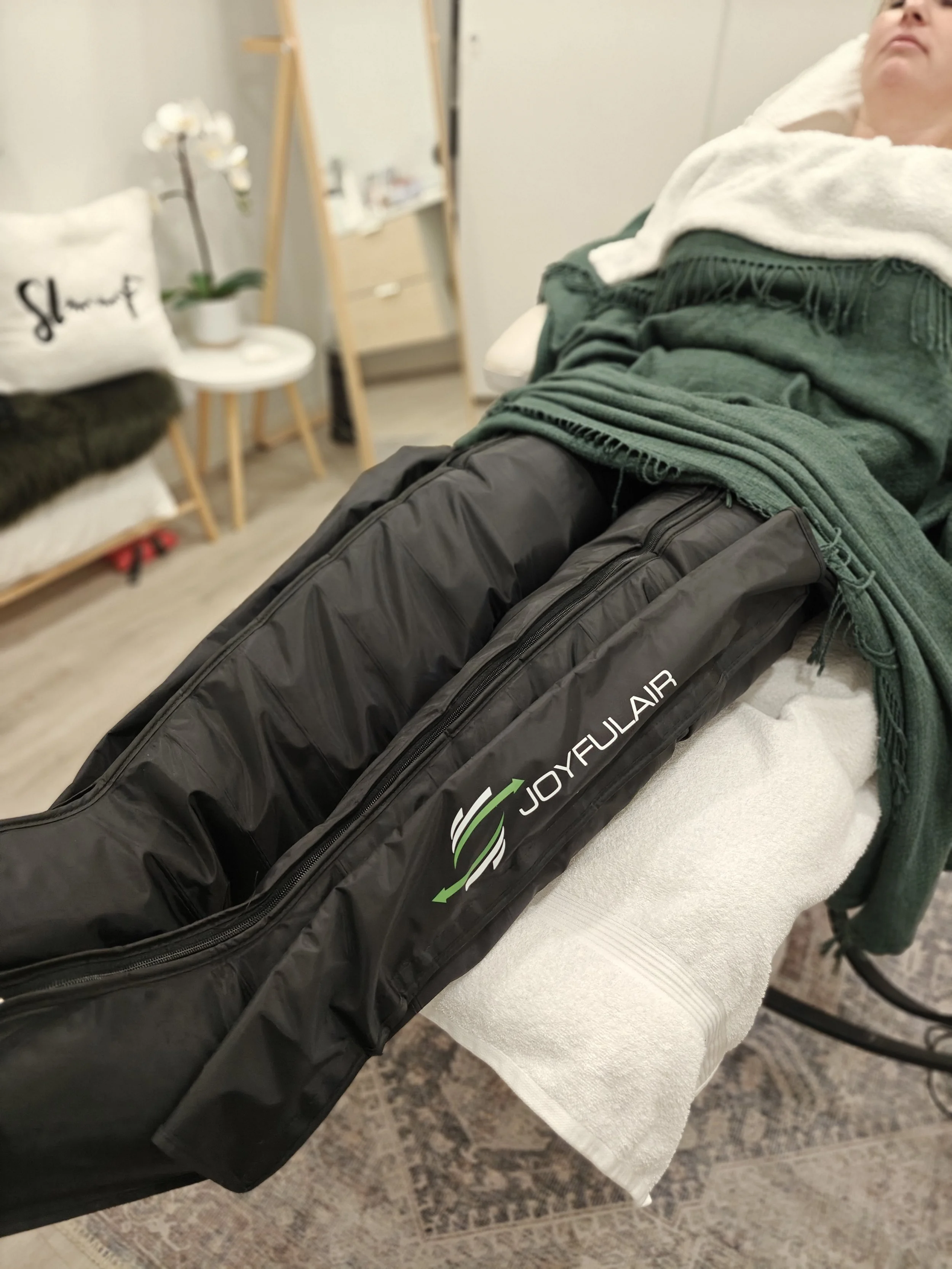 Oma kokemukseni lymfabootsihoidosta – helpotus kampaajan väsyneille jaloille